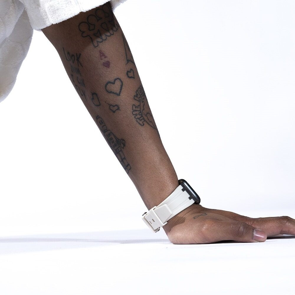 Balr. Apple Watch Ultra flüssiges Silikonarmband (Beige/Schwarz)