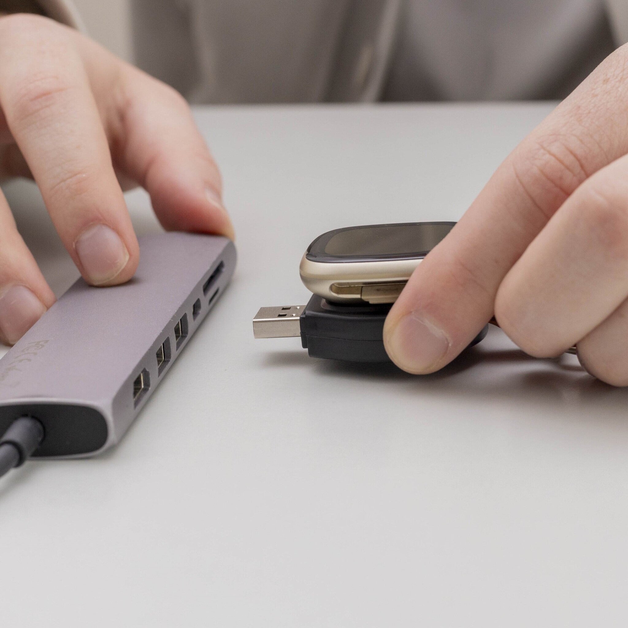 Fitbit Versa 3/Sense Mini Ladegerät (Schwarz)