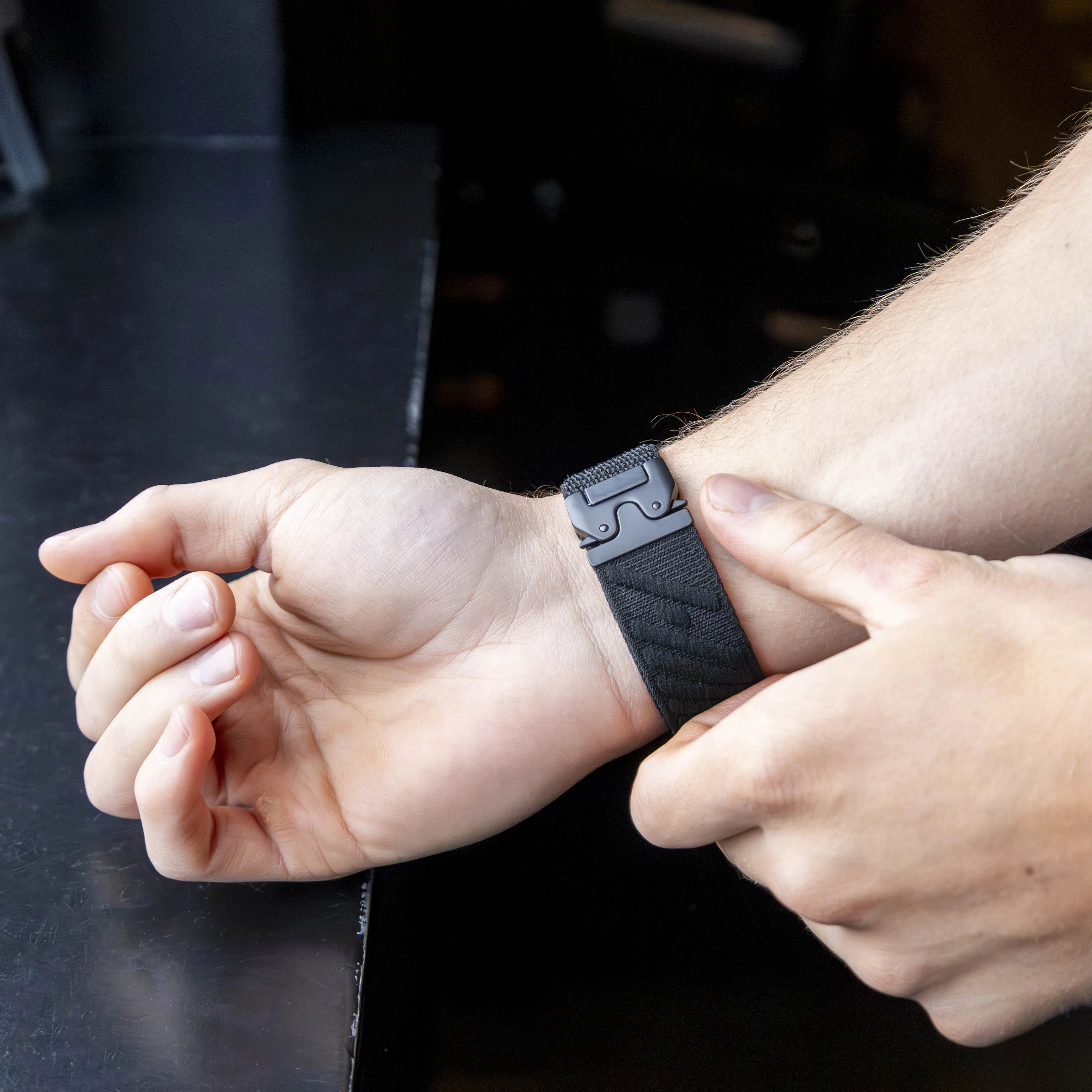 Bandz Apple Watch Nylon Band 'Wave' mit P-Schnalle (Schwarz)