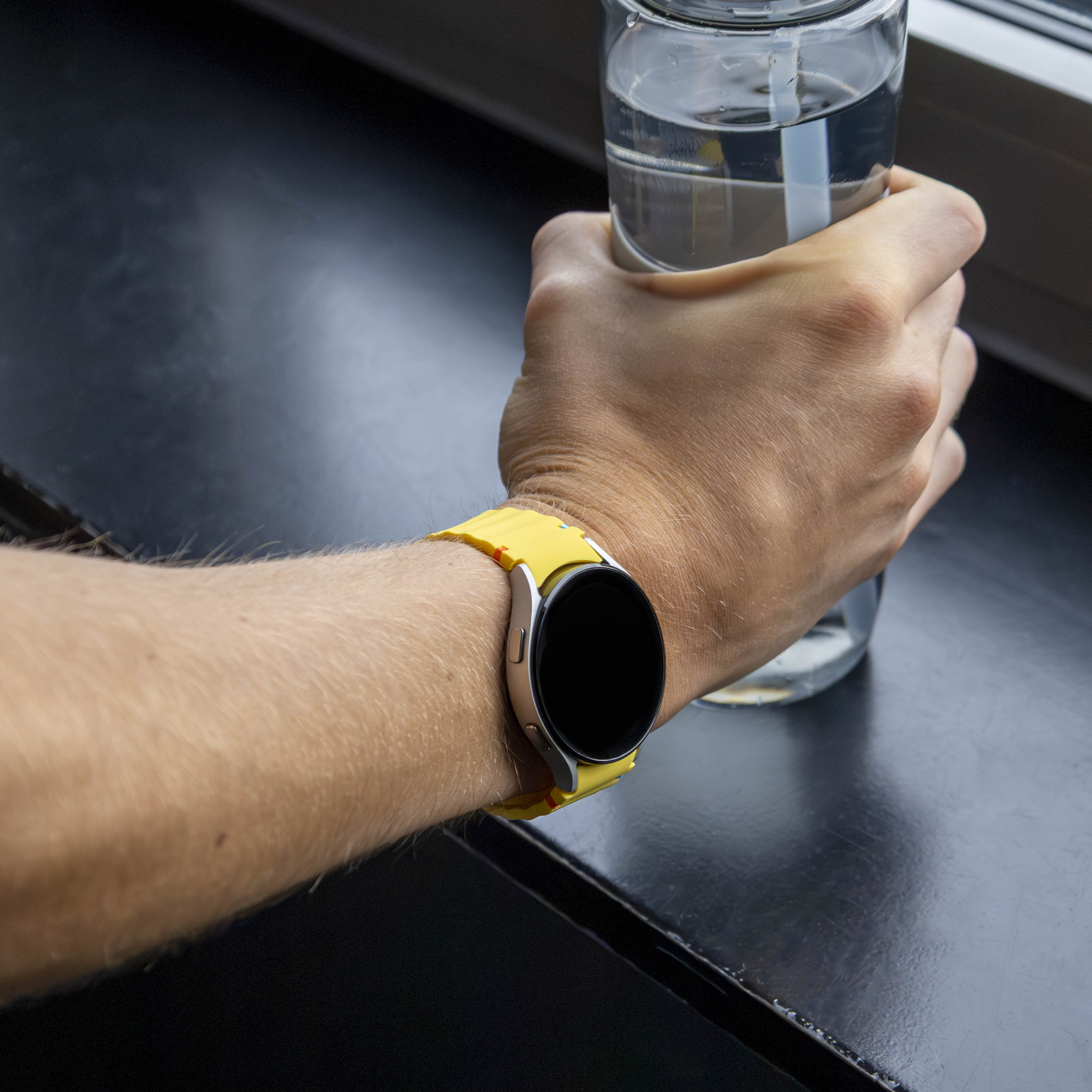 Samsung Galaxy Watch 5 Pro mit wellenförmigem Armband (knalligem Gelb)