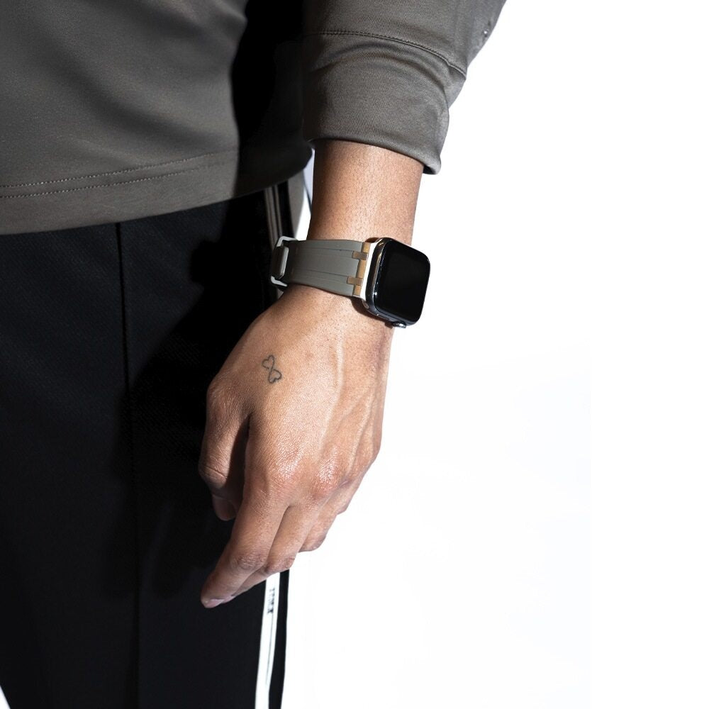 Balr. Apple Watch Ultra flüssiges Silikonarmband (Braun/Silber)