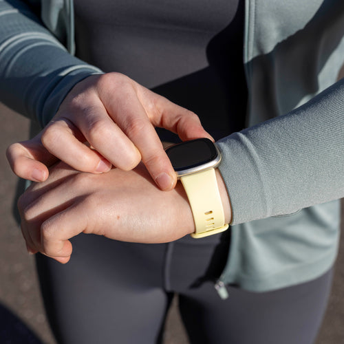 Fitbit Sense 2 Silikonarmband Classic (Hellgelb)