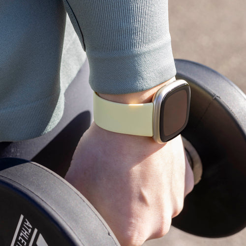 Fitbit Versa 4 Silikonarmband Classic (Hellgelb)