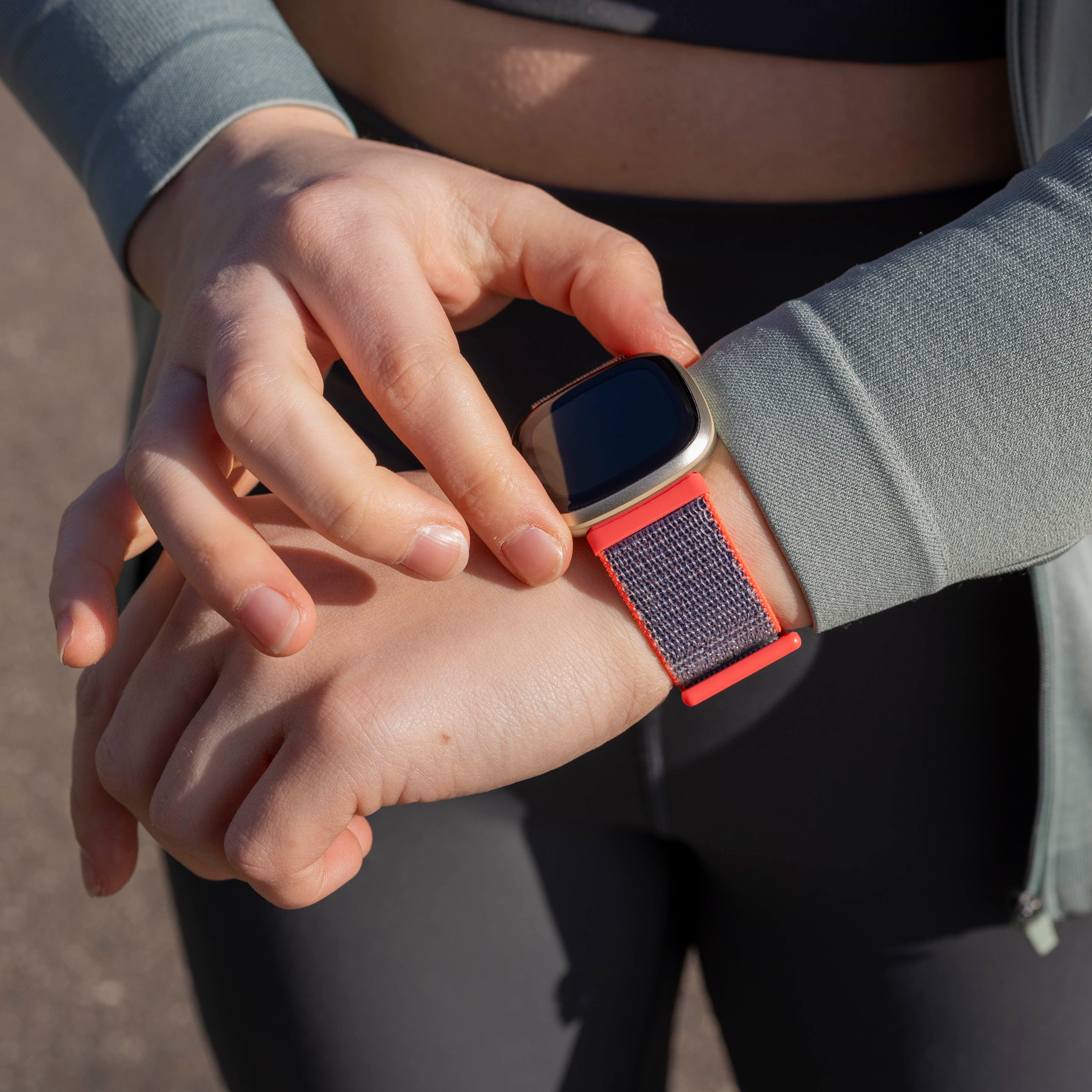 Fitbit Sense Nylonarmband (Helles Pulver)