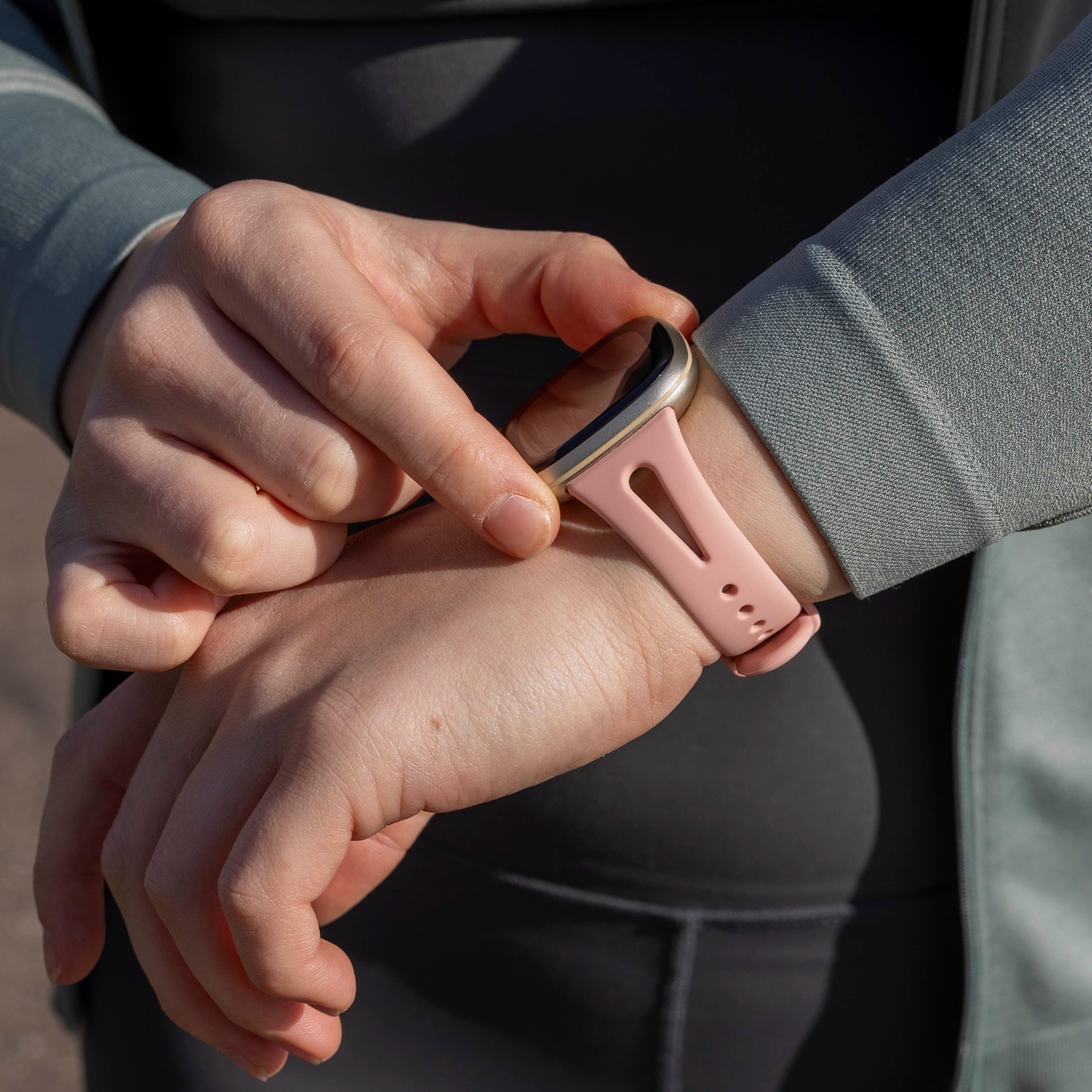 Fitbit Versa 4 Luxus-Silikonarmband (Rosa)