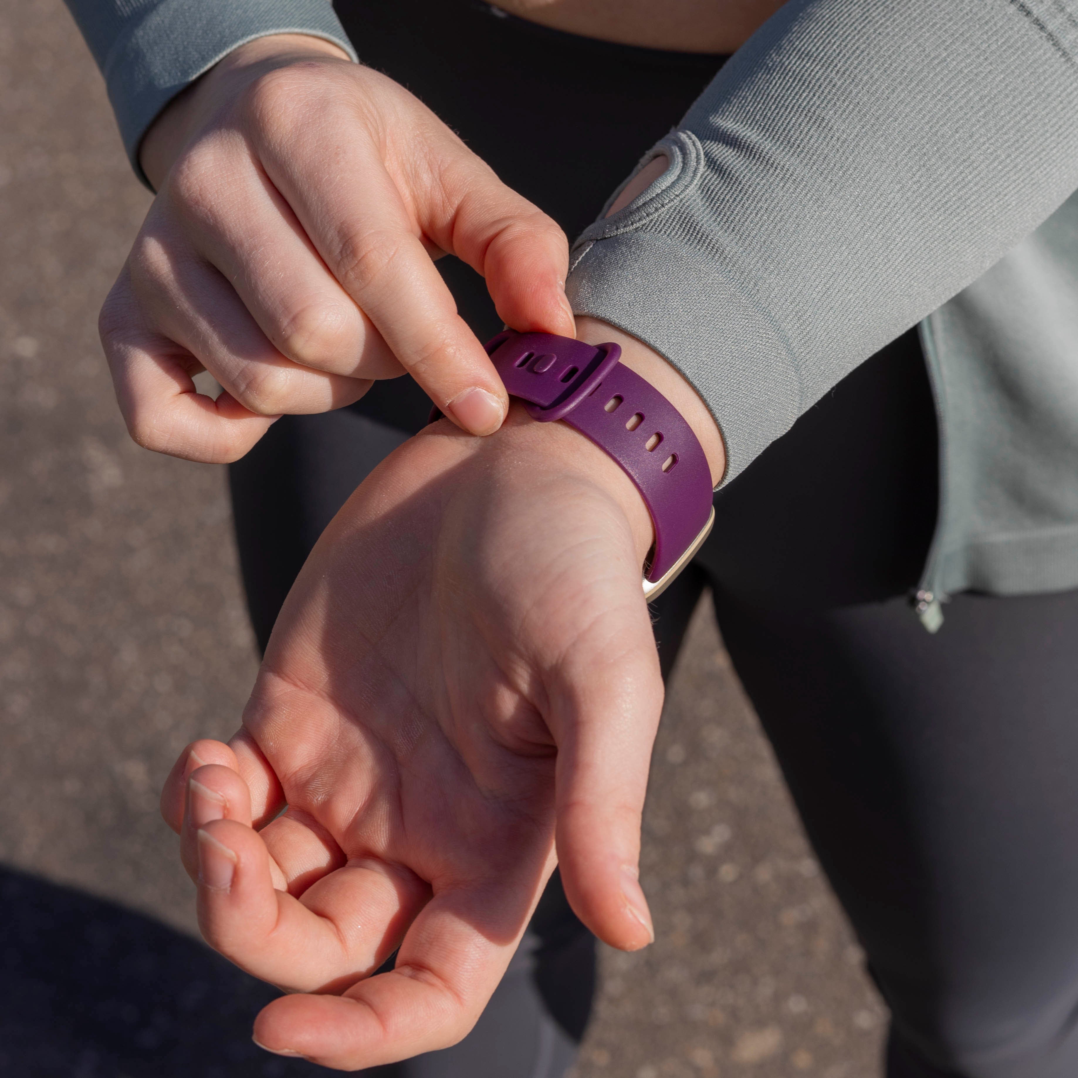 Fitbit Sense Silikonarmband Classic (Dunkelviolett)