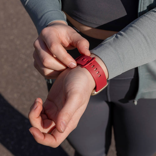 Fitbit Sense 2 Silikonarmband Classic (Weinrot)
