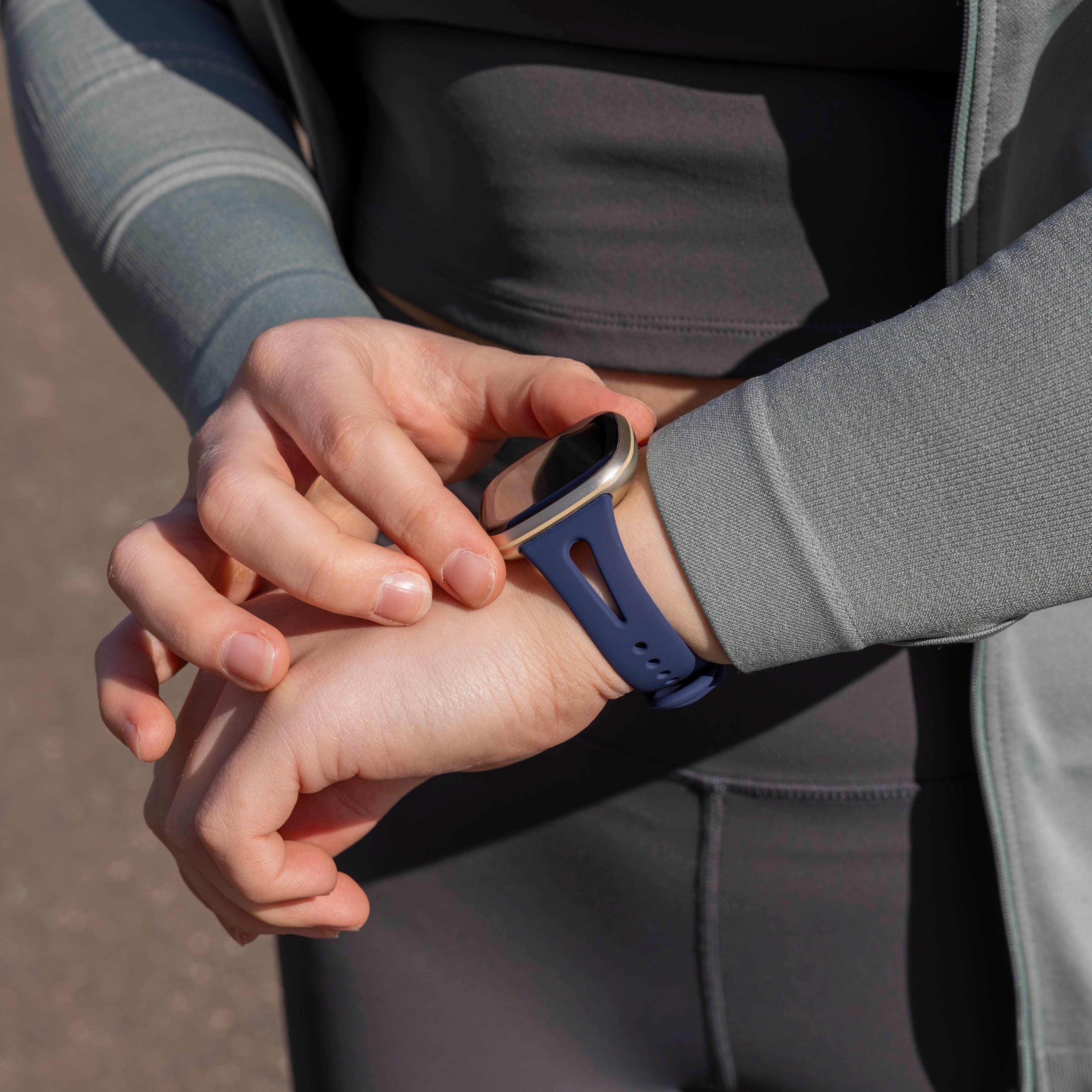 Fitbit Versa 4 Luxus-Silikonarmband (Dunkelblau)