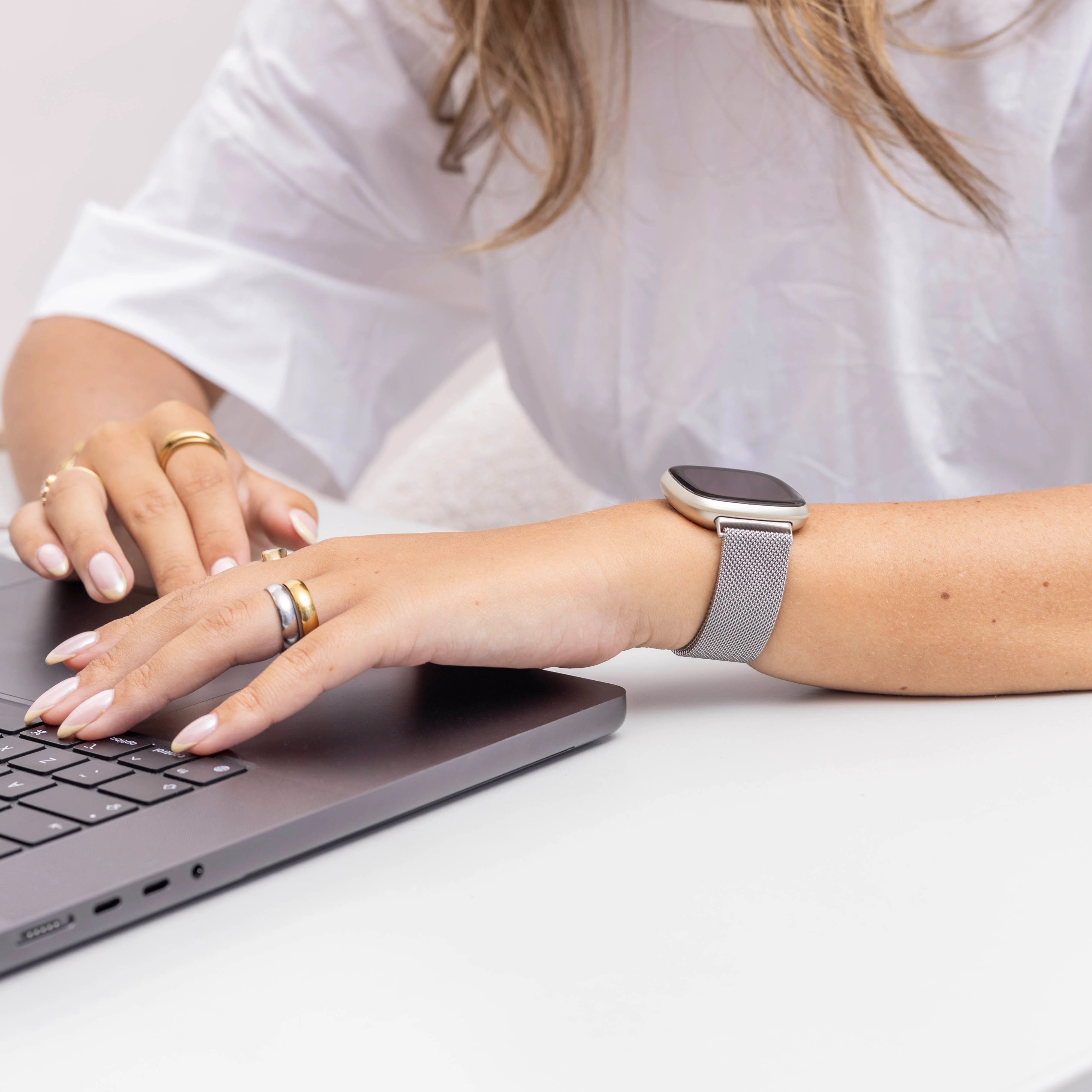 Fitbit Versa 4 Milanese-Armband (Silber)