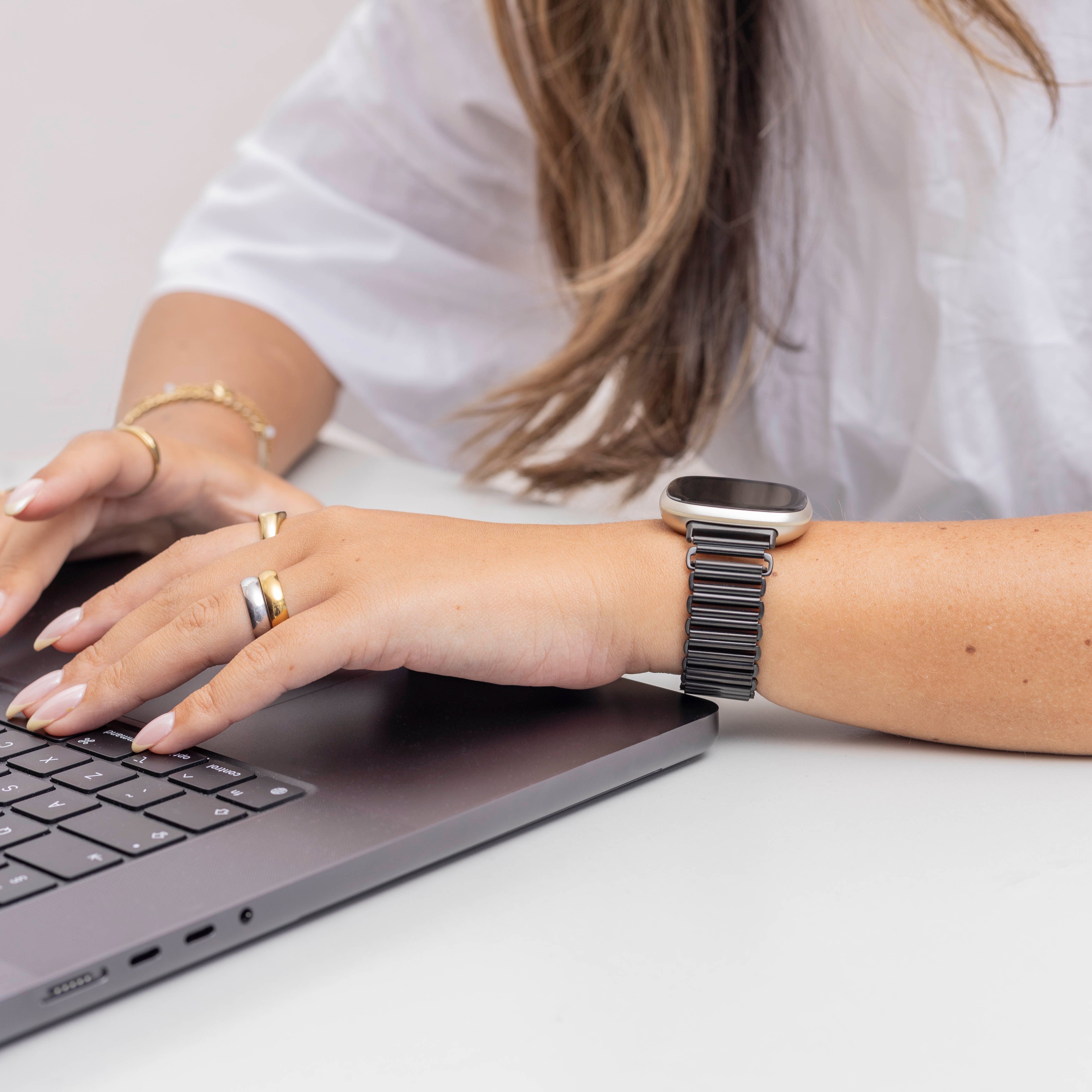 Fitbit Versa 4 Loop Stahlarmband (Schwarz)