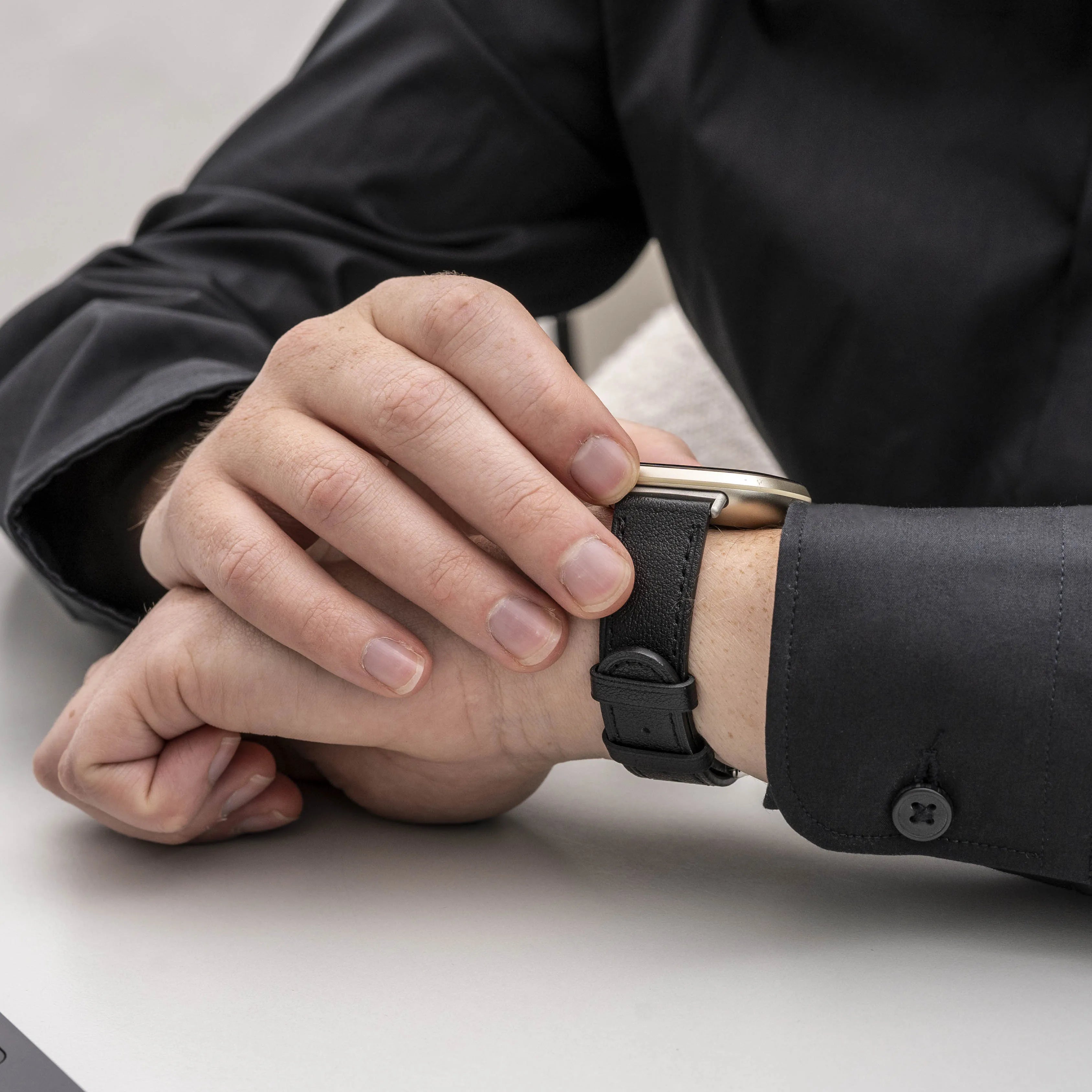 Fitbit Versa 3 Lederarmband (glattes Schwarz)
