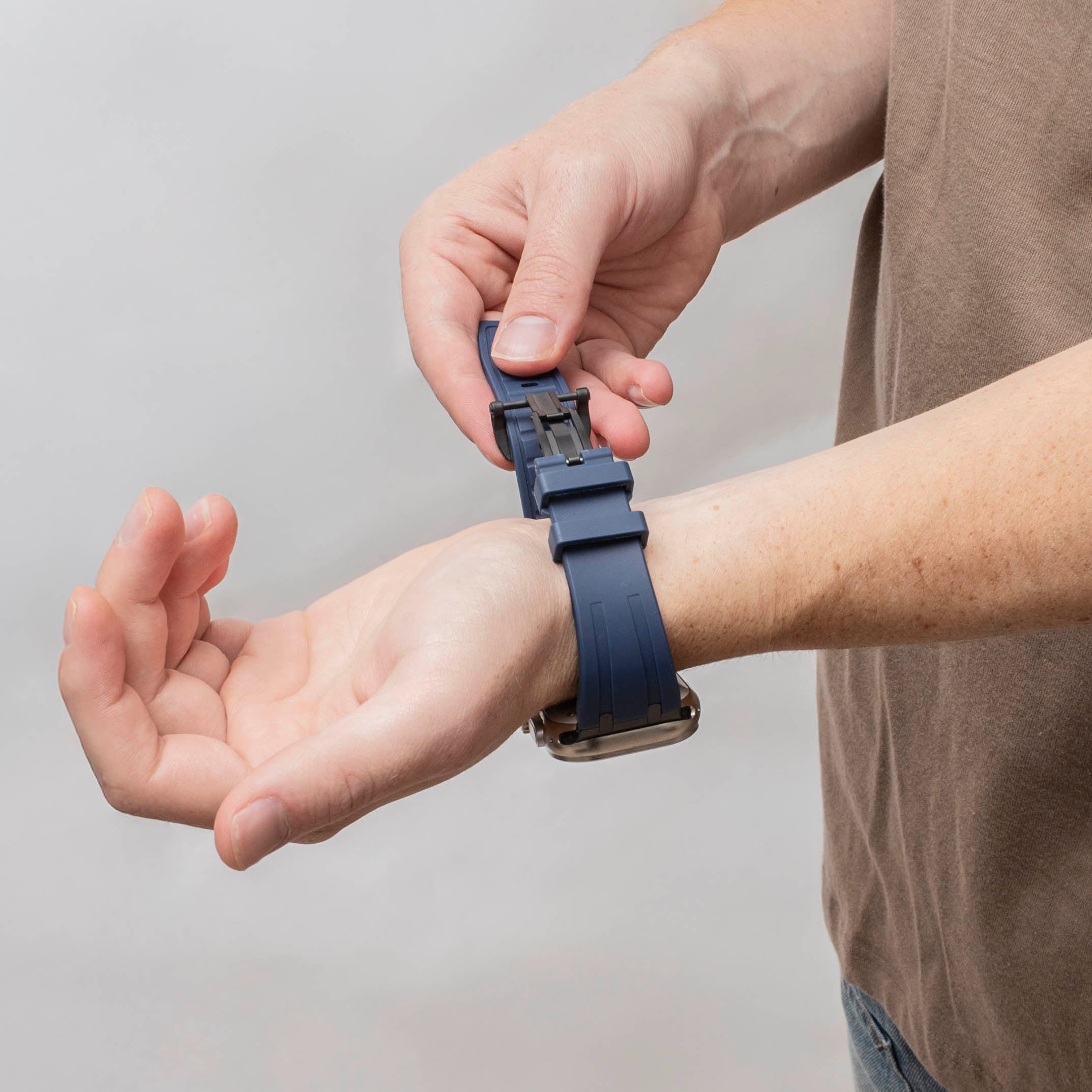 Bandz Apple Watch Silikonarmband 'Luxe Liquid' (Blau/Schwarz)