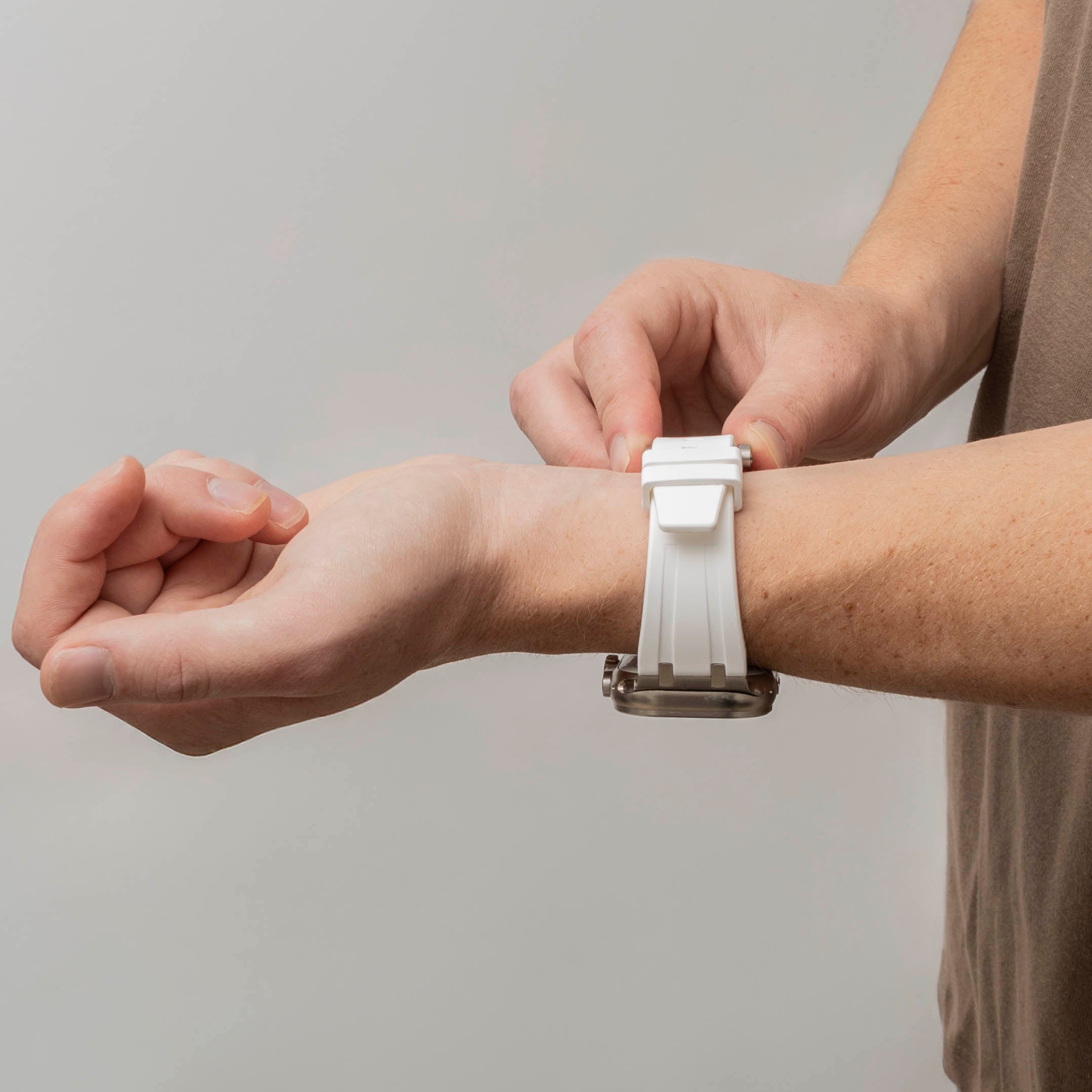 Bandz Apple Watch Silikonarmband 'Luxe Liquid' (Weiß mit Silber)