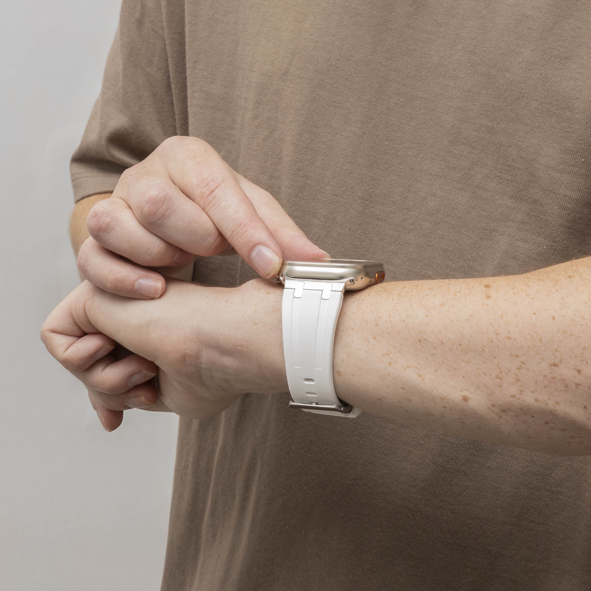 Bandz Apple Watch Silikonarmband 'Luxe Liquid' (Weiß mit Silber)