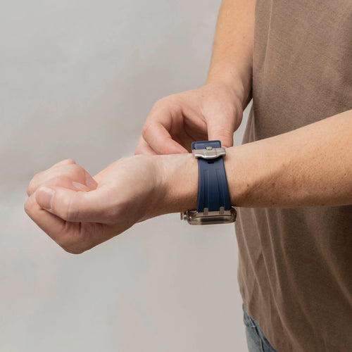 Apple Watch Luxus Liquid Silikonarmband (Blau mit Titanium)