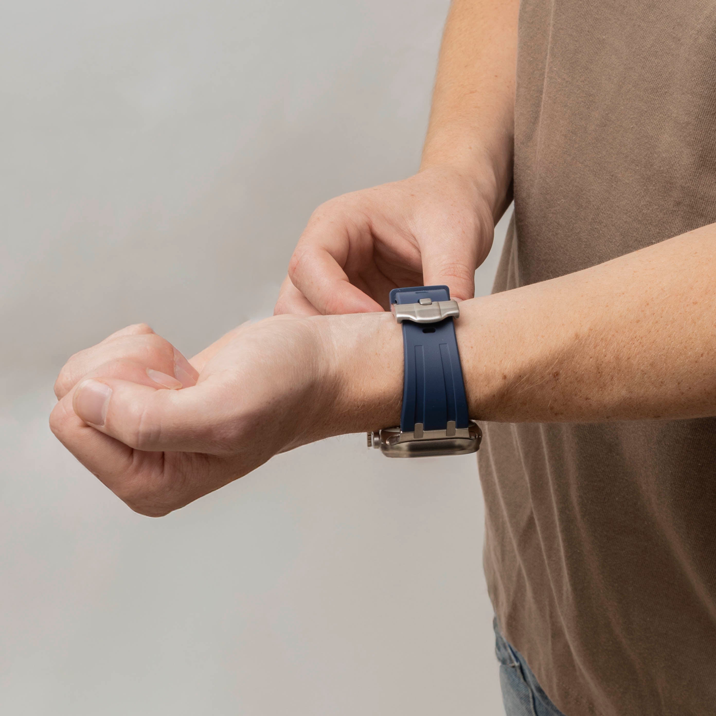 Apple Watch Luxus Liquid Silikonarmband (Blau mit Silber)