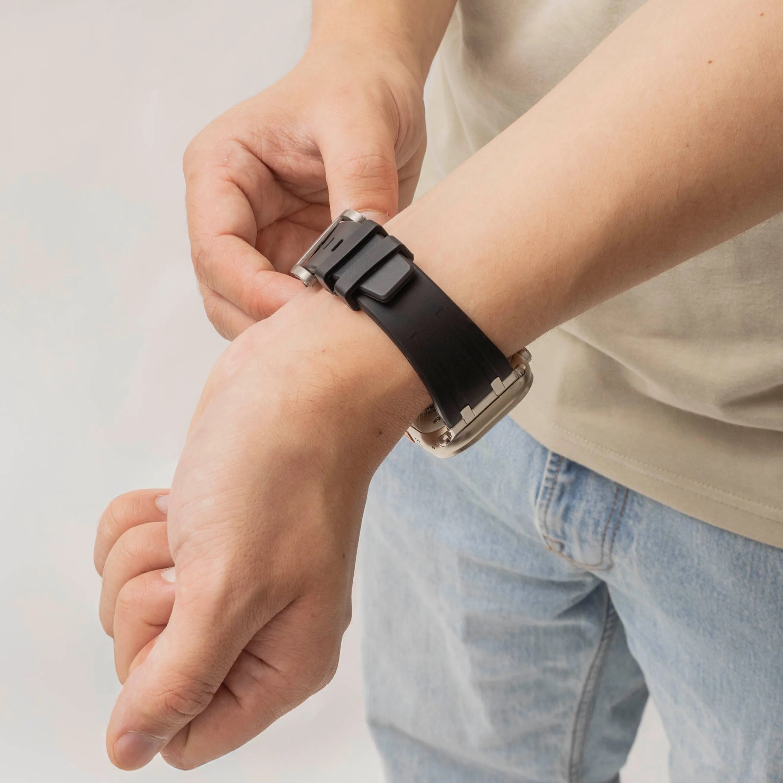 Bandz Apple Watch Silikonarmband 'Luxe Liquid' (Schwarz mit Silber)