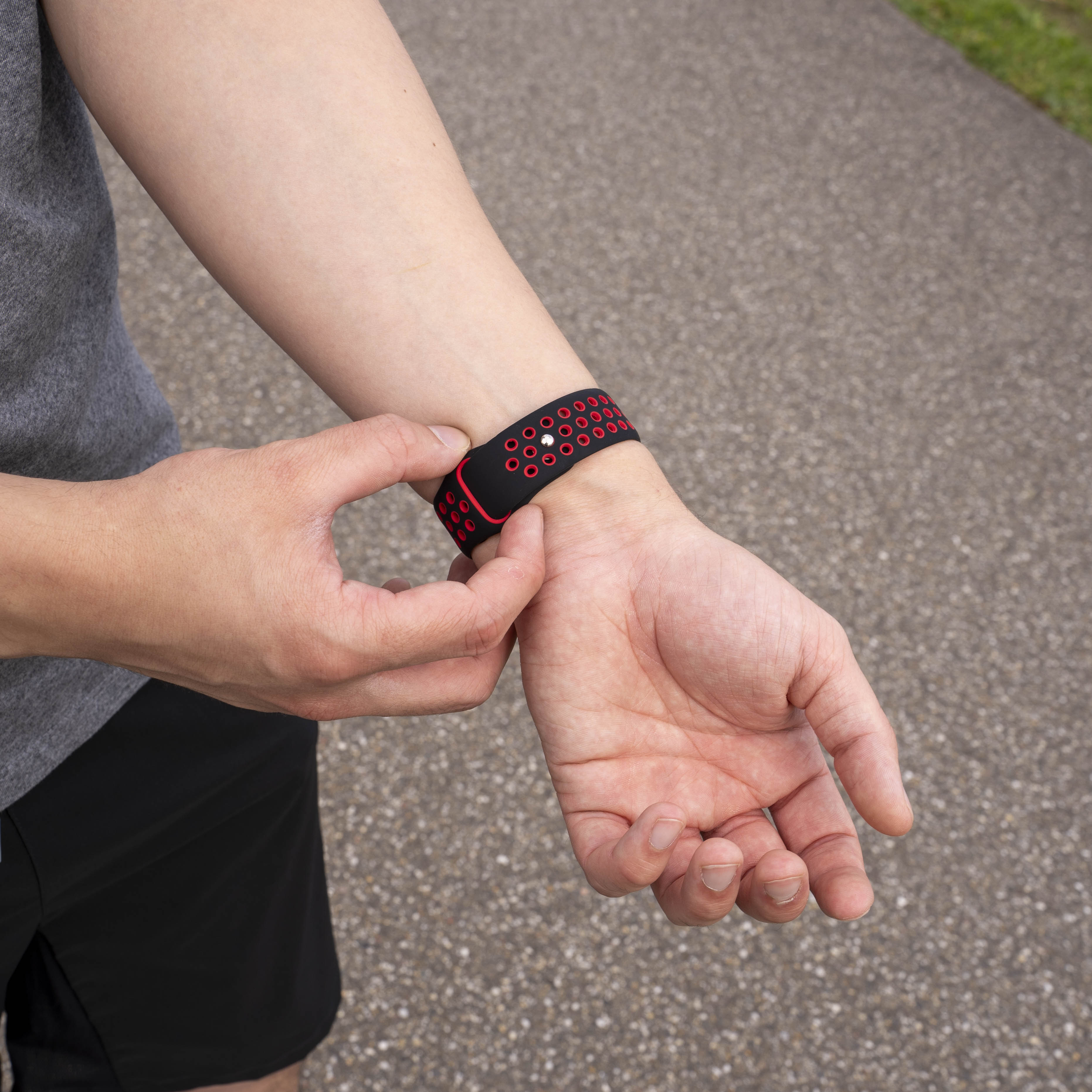 Samsung Galaxy Watch 8 - 40mm Sportarmband (Schwarz/Rot)