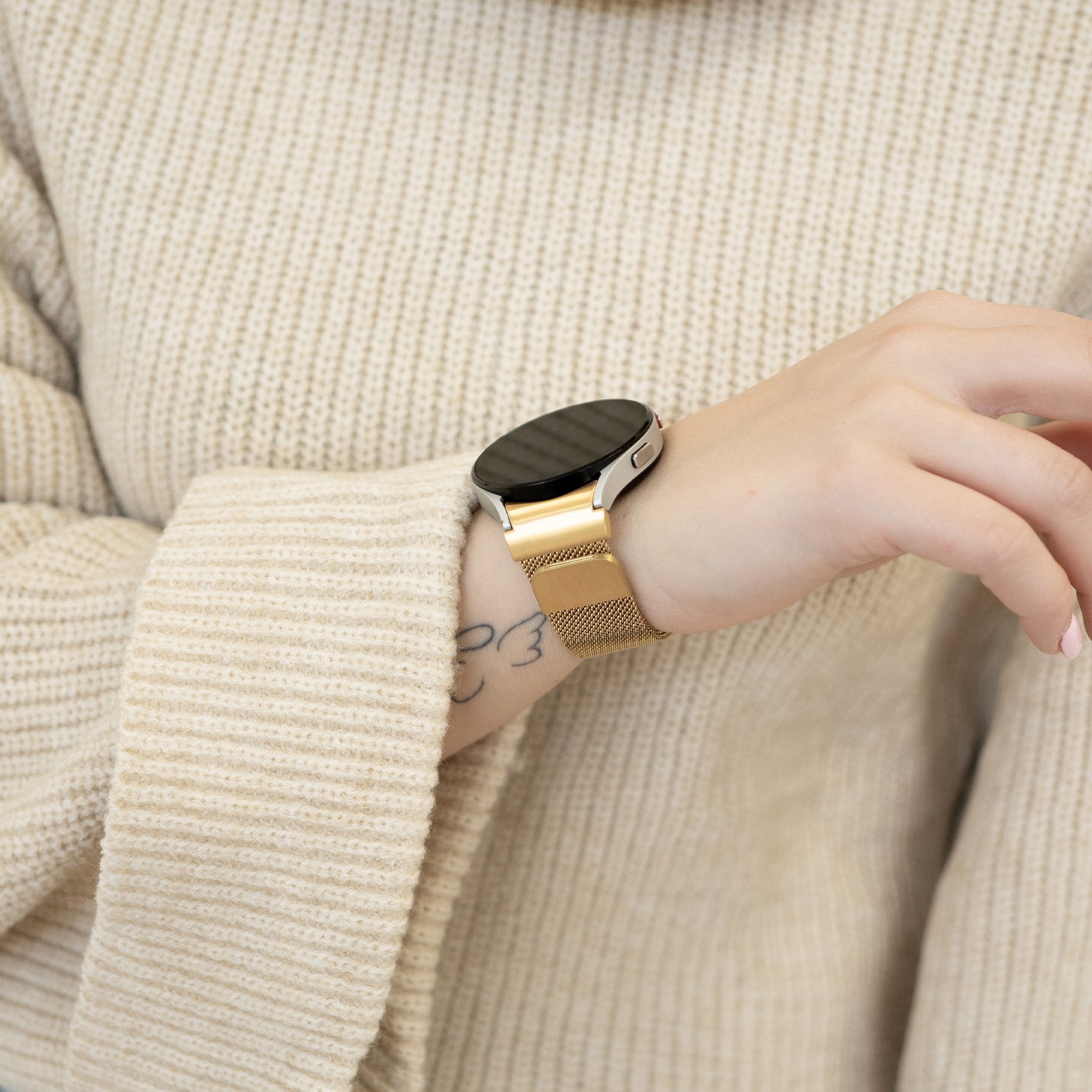Milanese Strap 'One Push', gold, lifestyle photo
