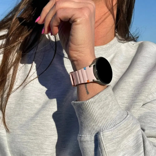 Silicone Wave Strap 'Easy Fit', light pink, lifestyle photo