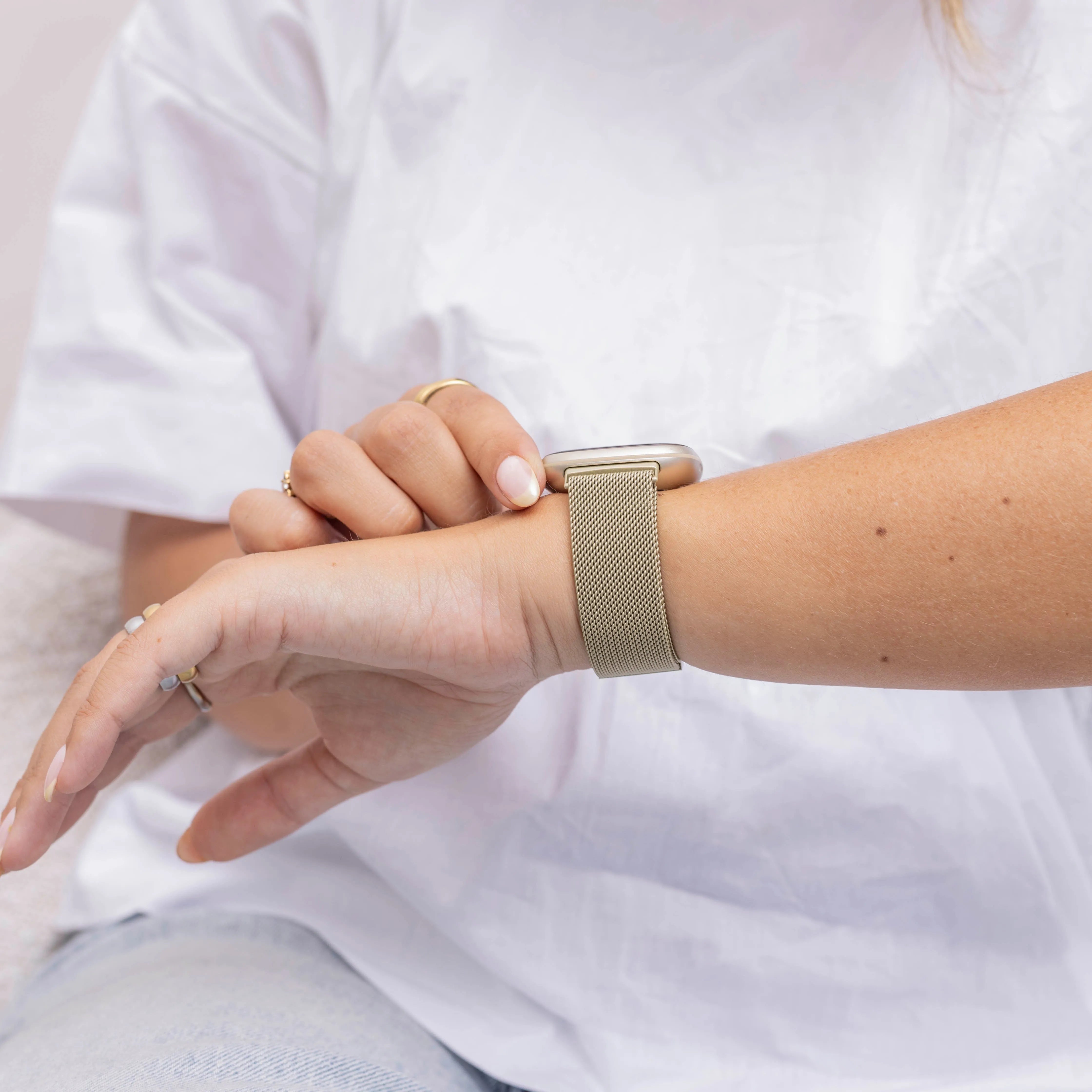 Fitbit Sense Milanese-Armband (hell Gold)