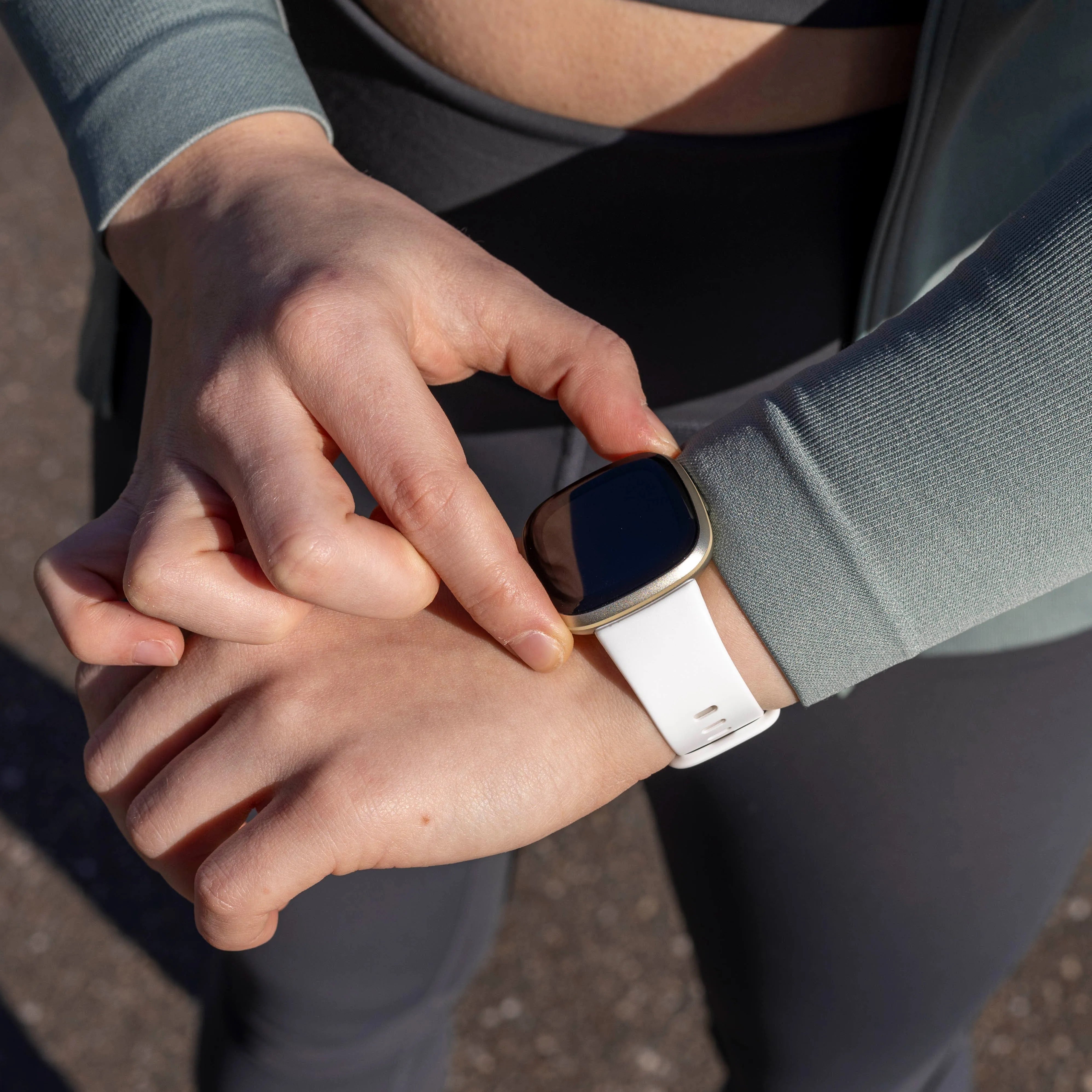 Fitbit Sense Silikonarmband Classic (Weiß)