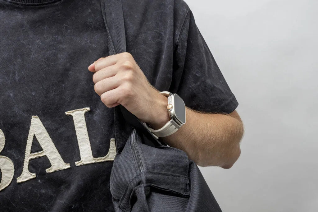 Balr. Apple Watch Ultra flüssiges Silikonarmband (Beige/Titan)