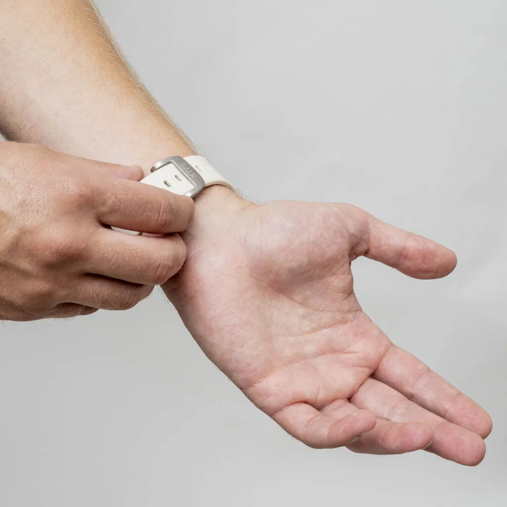 Balr. Apple Watch Ultra flüssiges Silikonarmband (Beige/Titan)