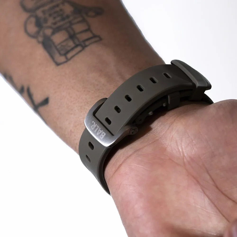 Balr. Apple Watch Ultra flüssiges Silikonarmband (Braun/Titan)