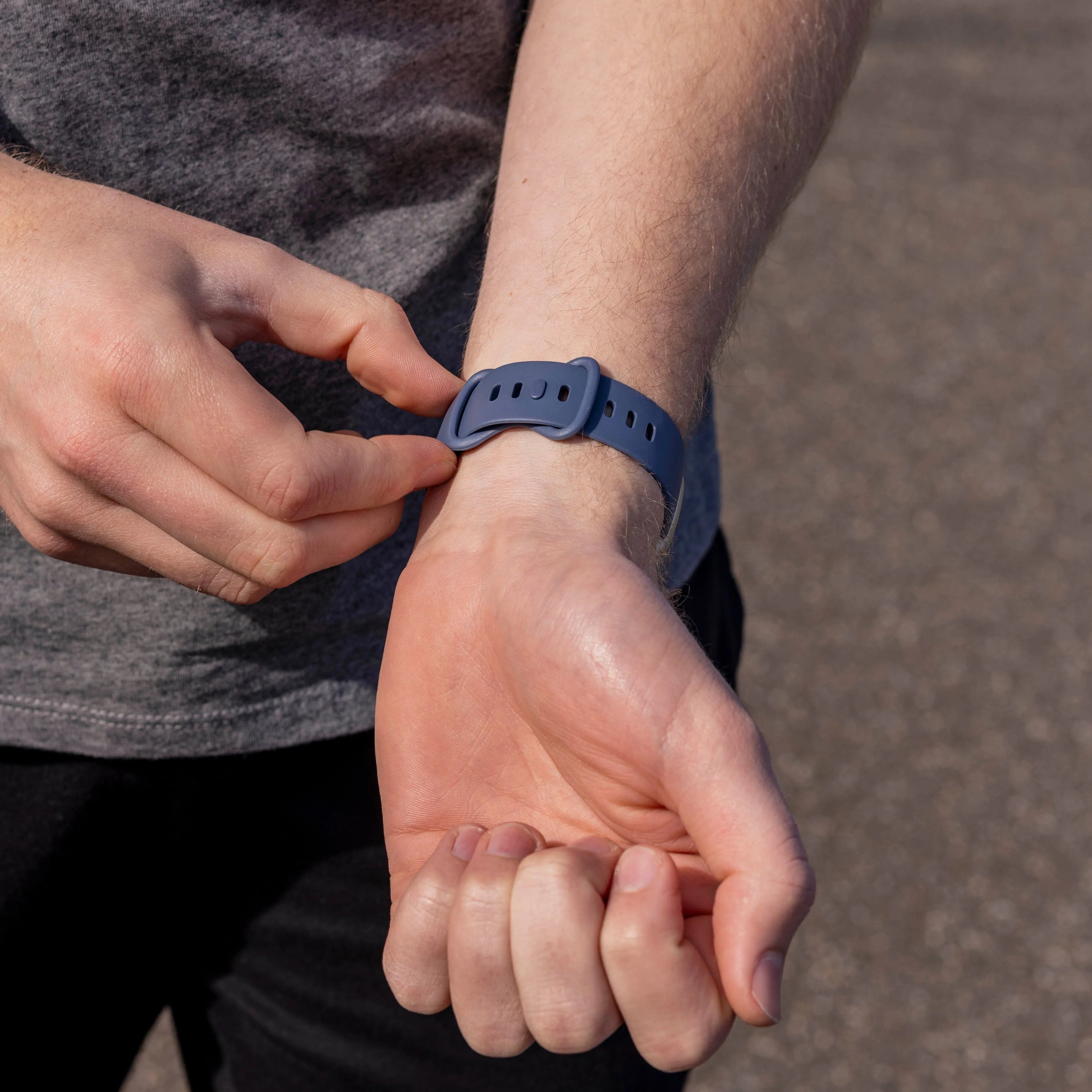 Fitbit Versa 4 Silikonarmband Classic (Grau-Blau)