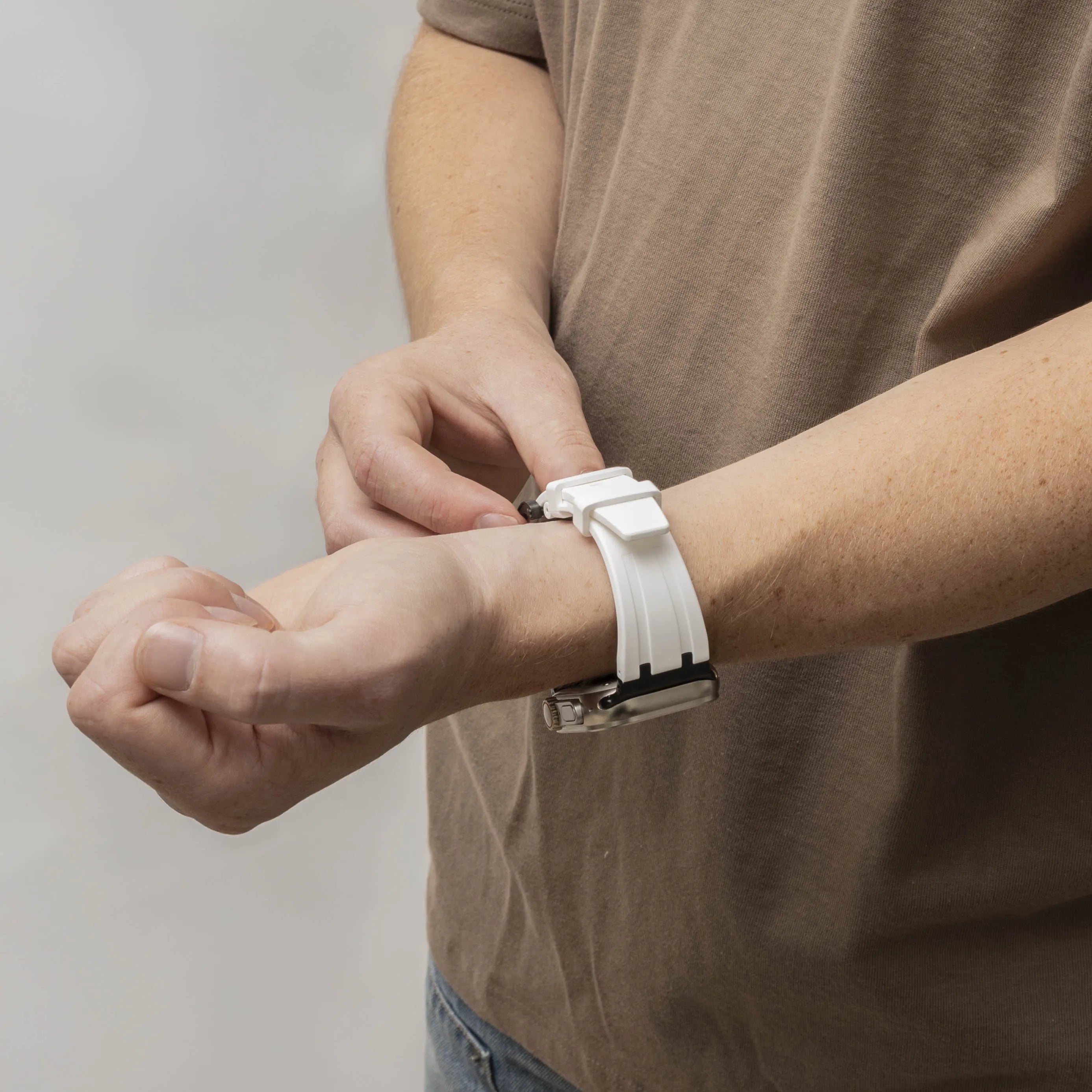 Bandz Apple Watch Silikonarmband 'Luxe Liquid' (Weiß mit Schwarz)