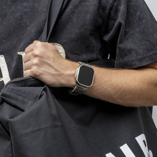 Balr. Apple Watch Ultra flüssiges Silikonarmband (Braun/Titan)