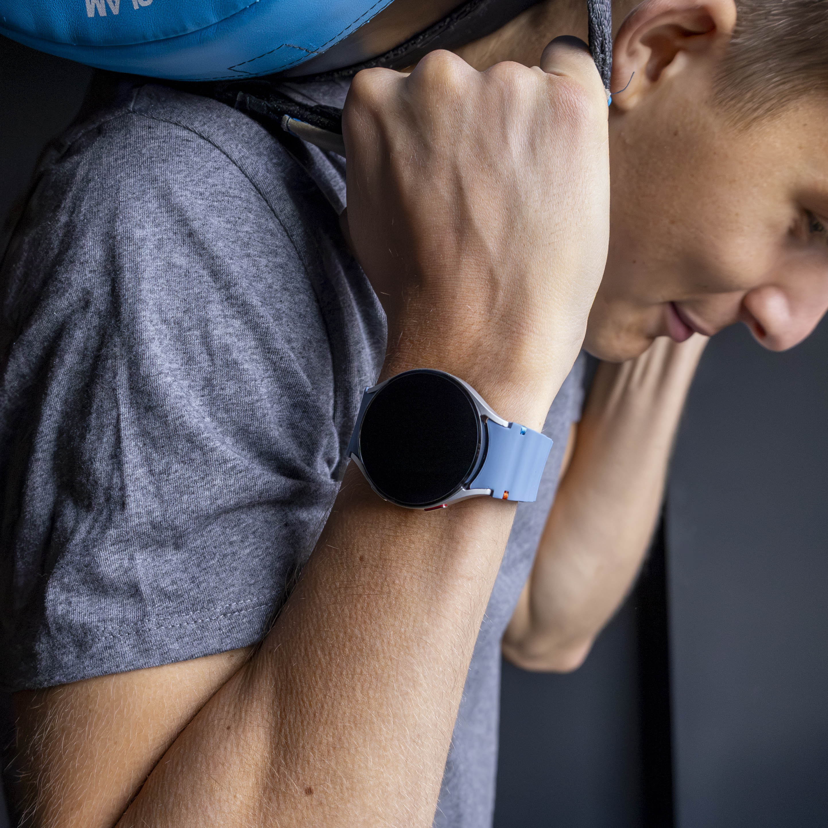 Samsung Galaxy Watch 6 44mm mit wellenförmigem Armband (Grau/Blau)