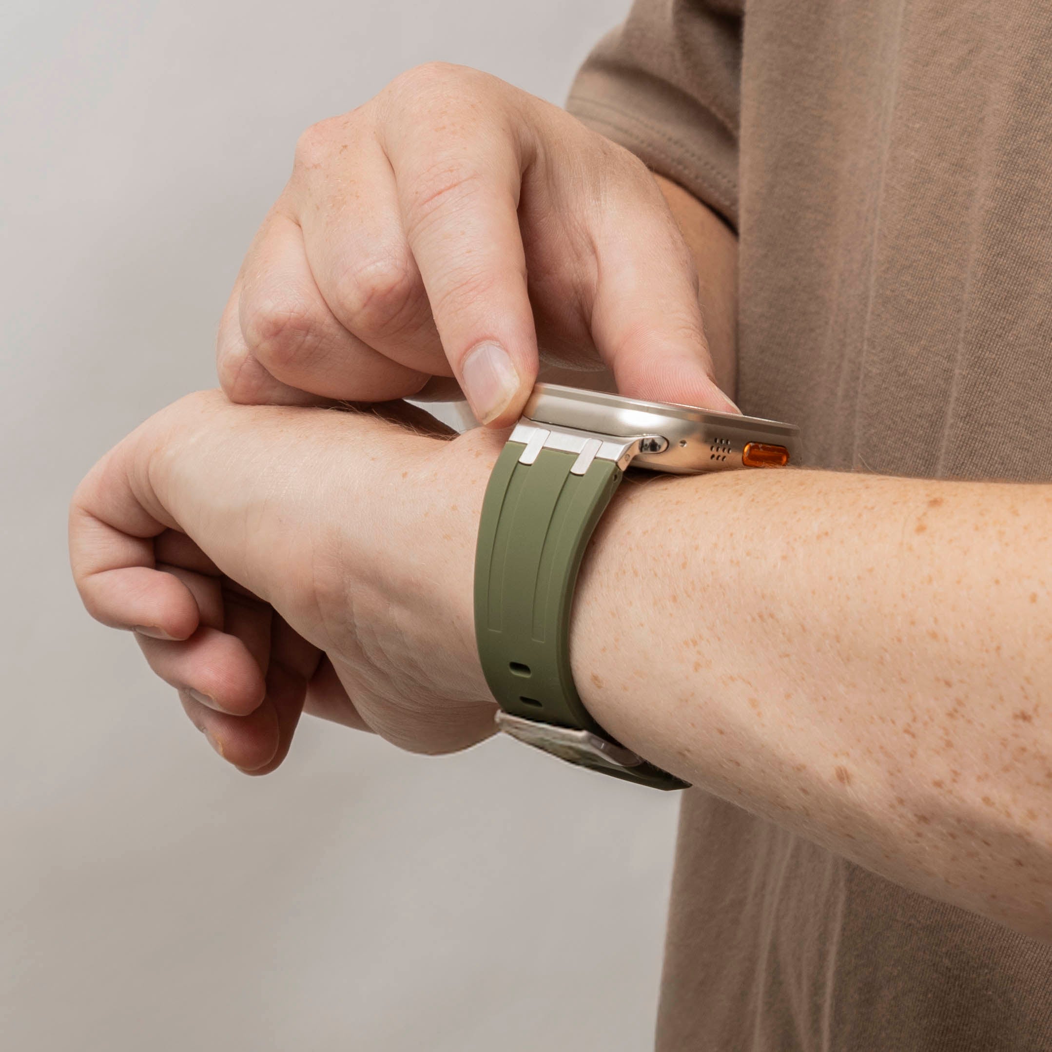 Bandz Apple Watch Ultra Silikonarmband Luxus Liquid (Grün mit Titan)