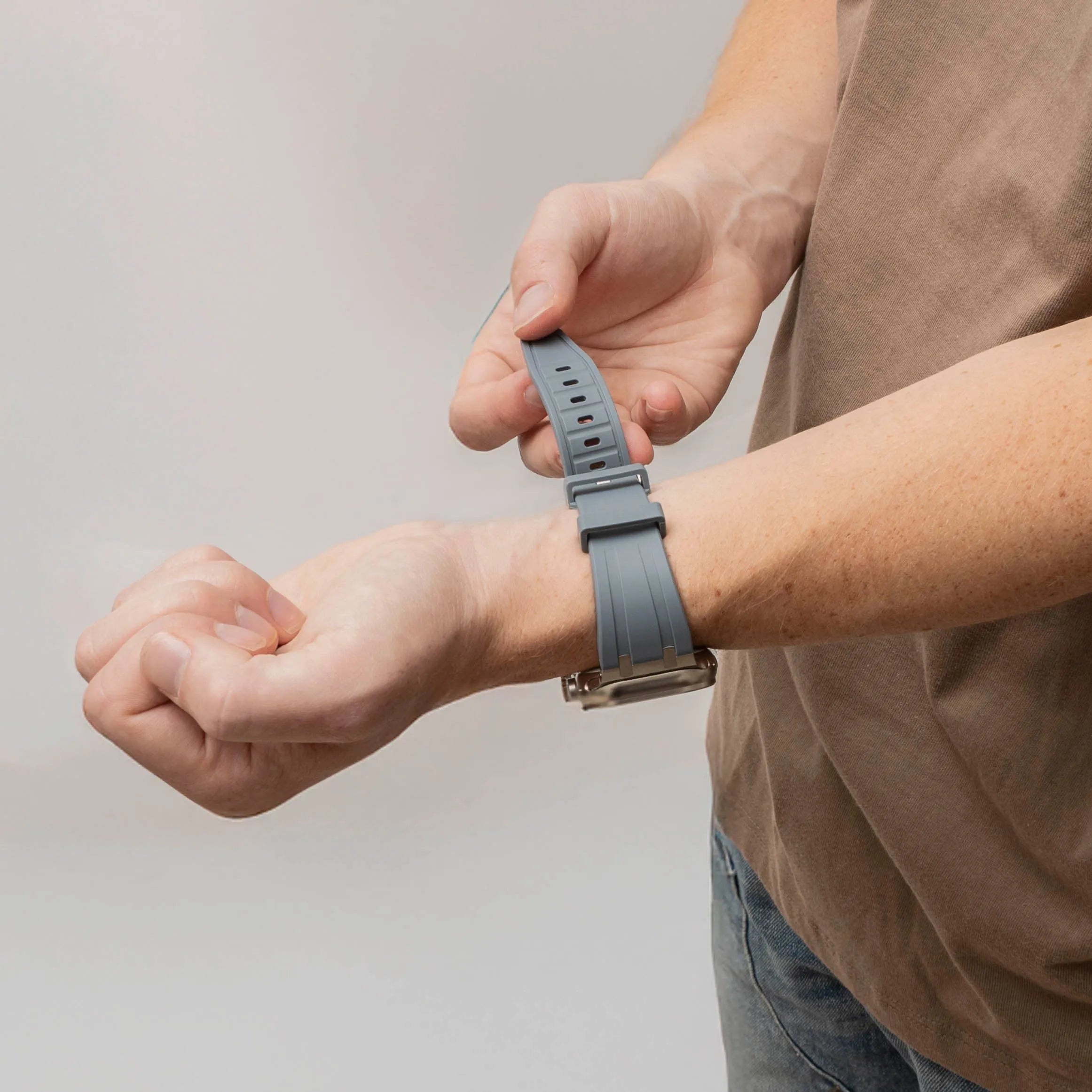 Apple Watch Luxus Liquid Silikonarmband (Dunkelgrau mit Silber)