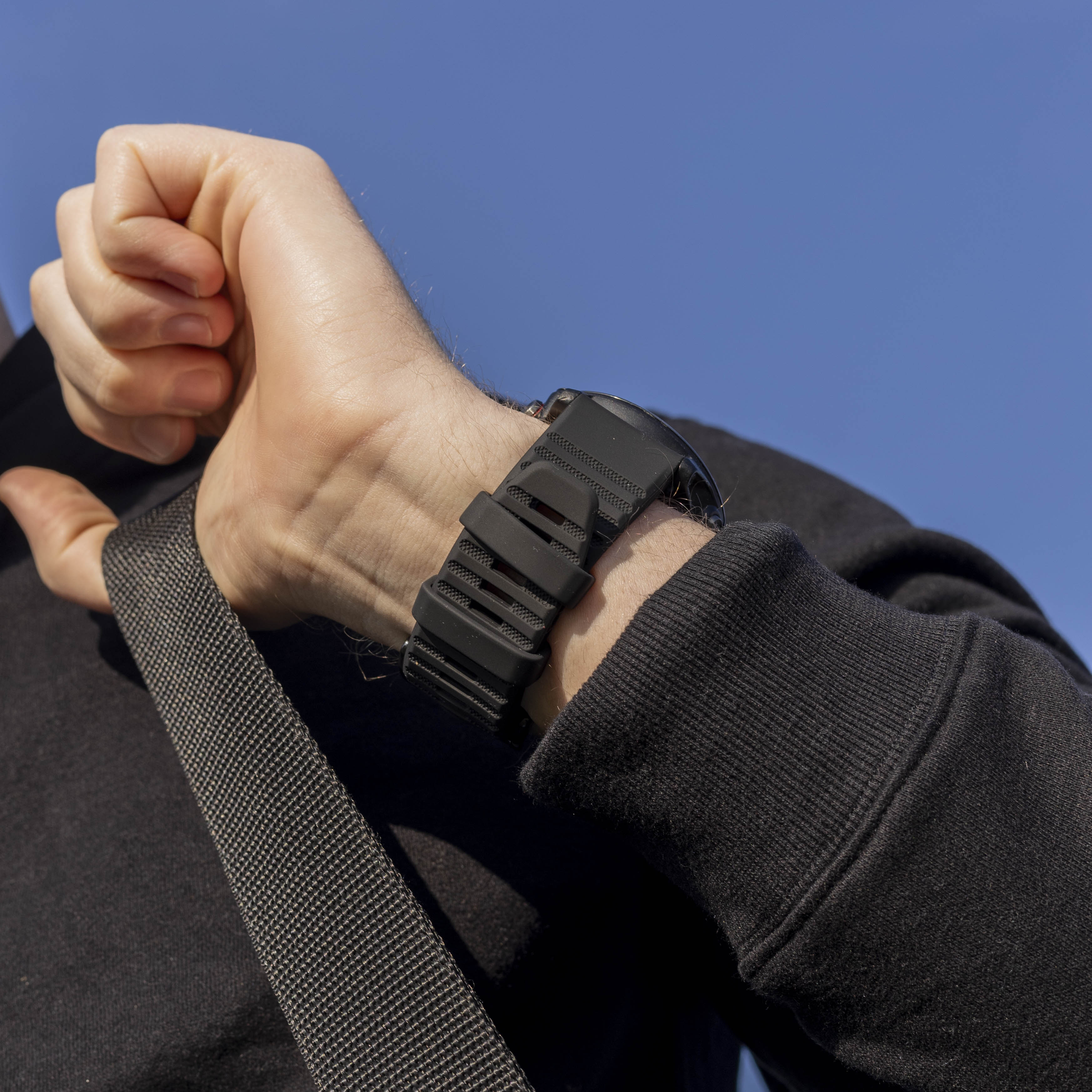 Bandz Garmin Fenix 7x Silikonarmband mit Schnallenverschluss (Schwarz)