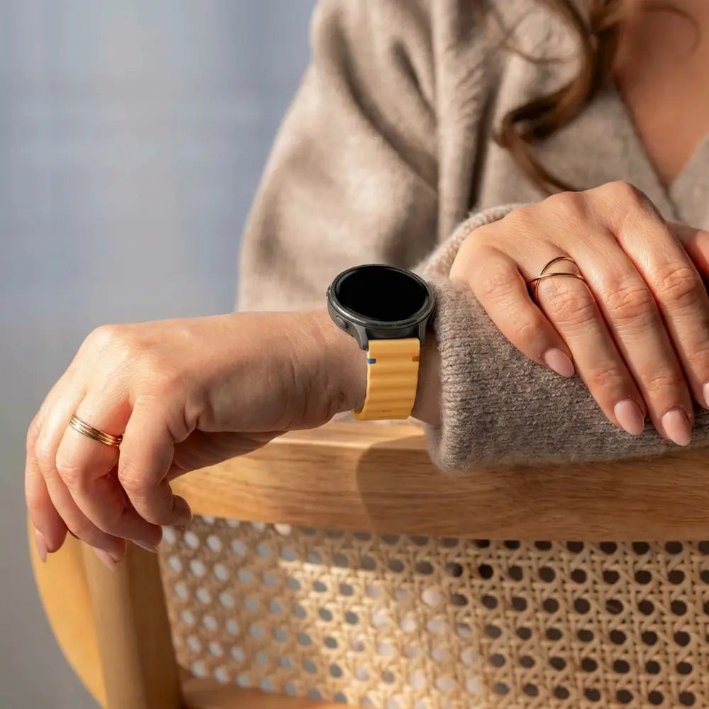 Bandz Garmin Forerunner 570 - 47mm Silikonarmband 'Wave' (Dunkelgelb)