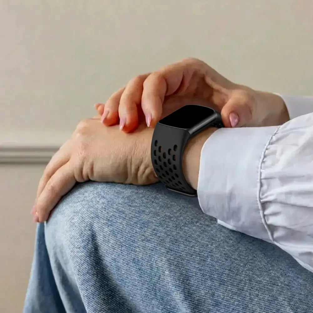 Fitbit Charge 5 siliconen bandje met gaatjes (zwart)