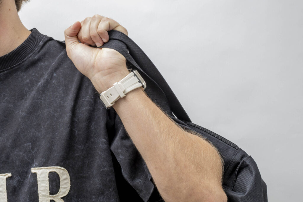 Balr. Apple Watch Ultra flüssiges Silikonarmband (Beige/Schwarz)