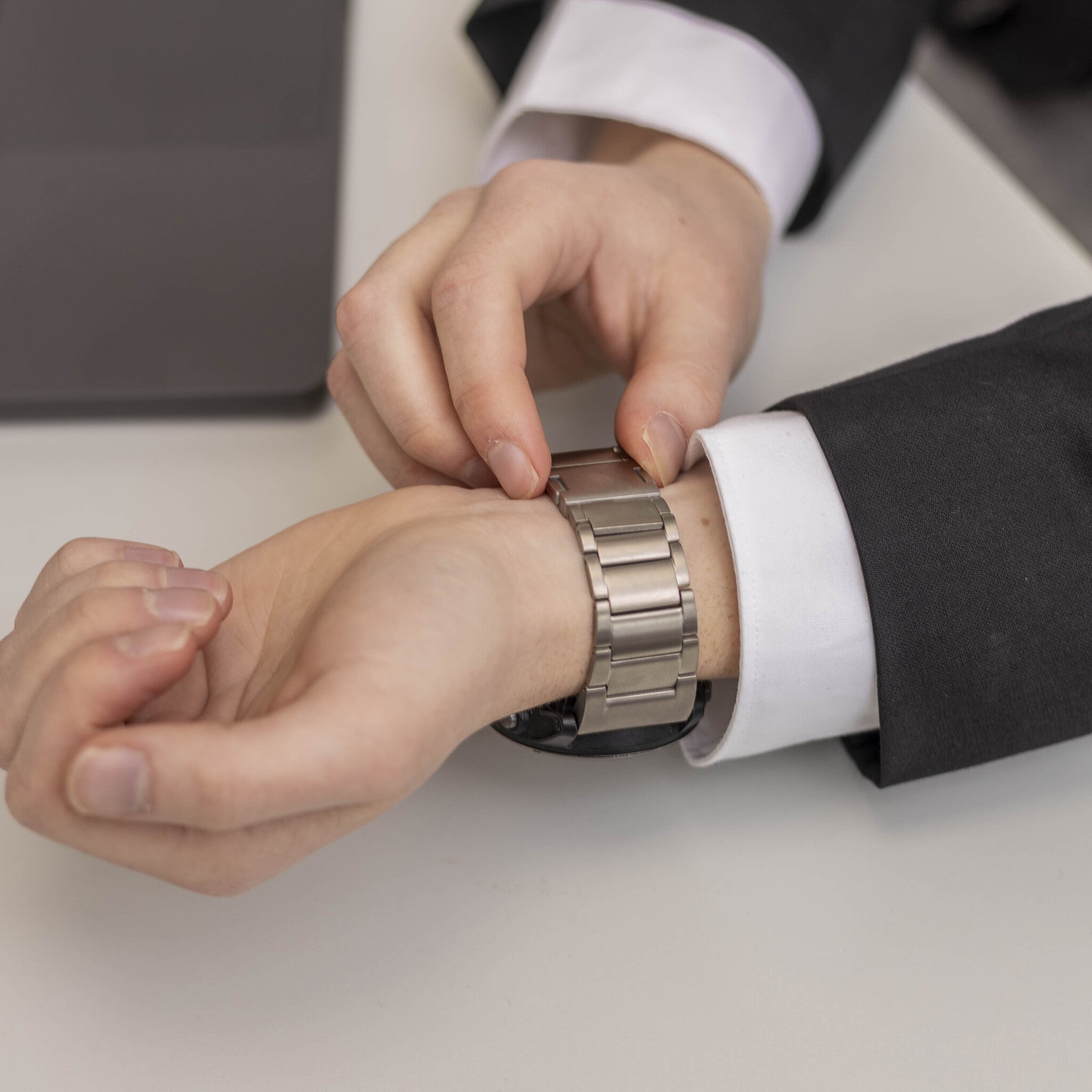 Garmin Instinct E - 45mm magnetisches Titanarmband (Silber)