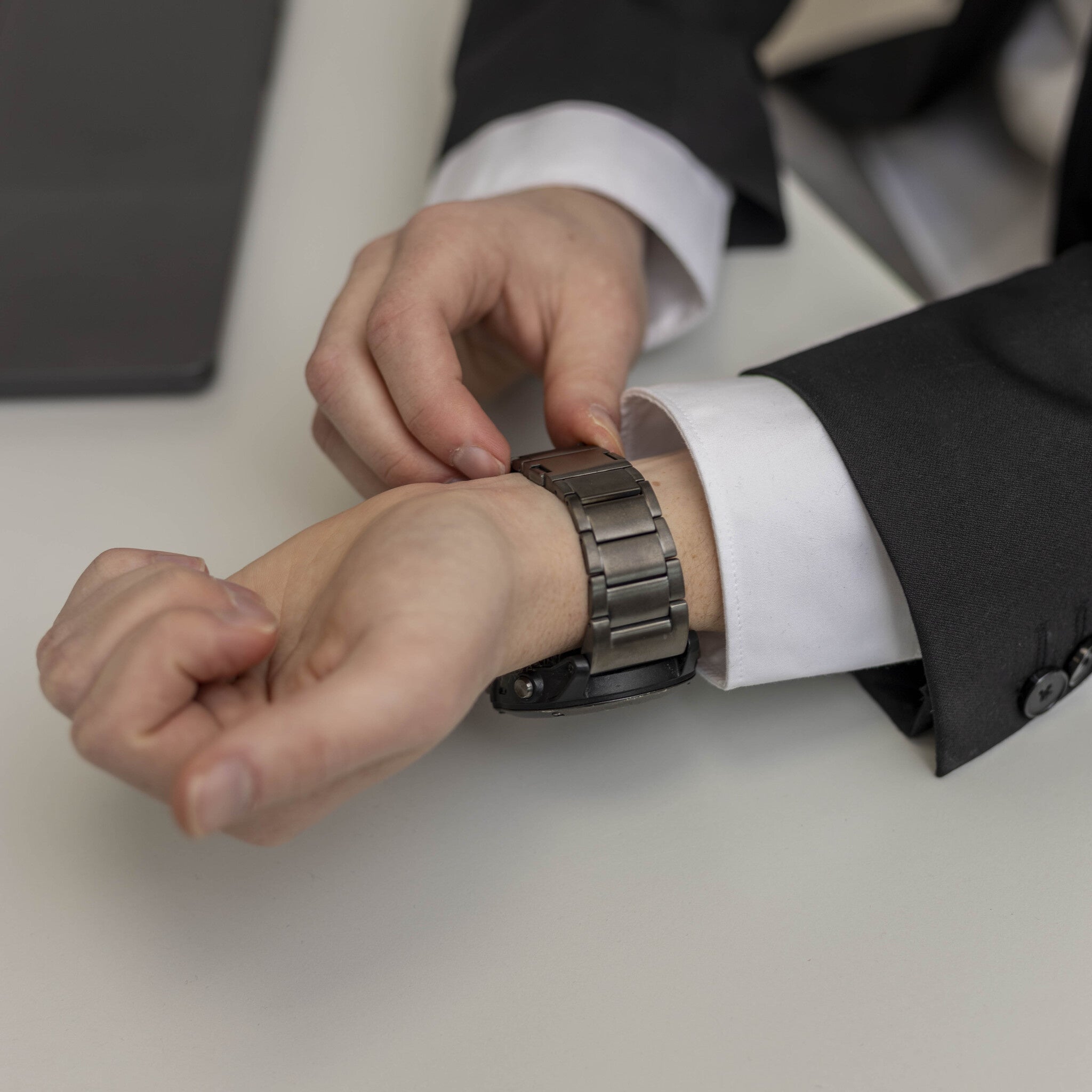 Garmin MARQ magnetisches Titanarmband (Graphit)