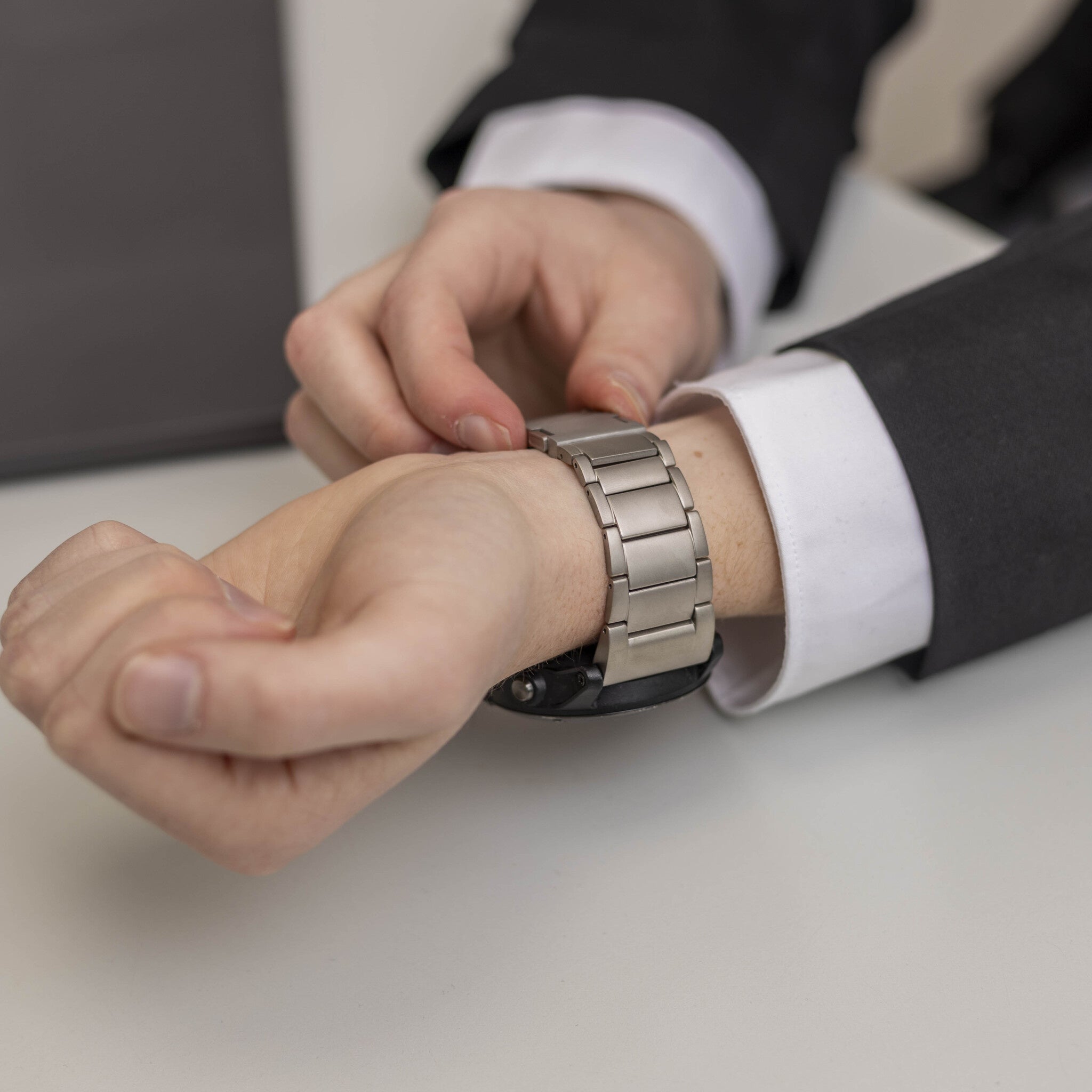 Garmin MARQ Magnetic Titanium Strap (Titanium)