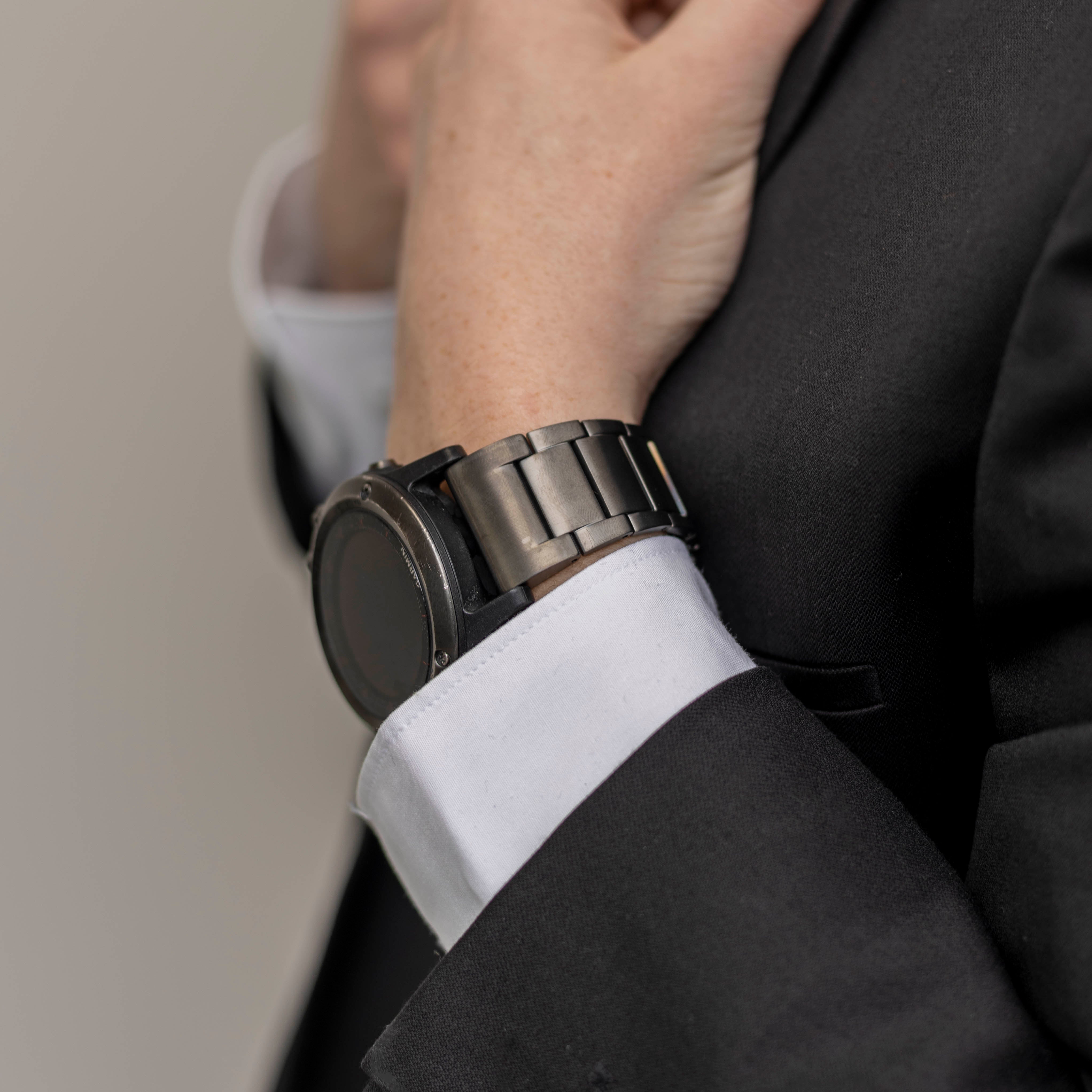 Garmin Fenix 8 - 51mm magnetisches Titanarmband (Graphit)