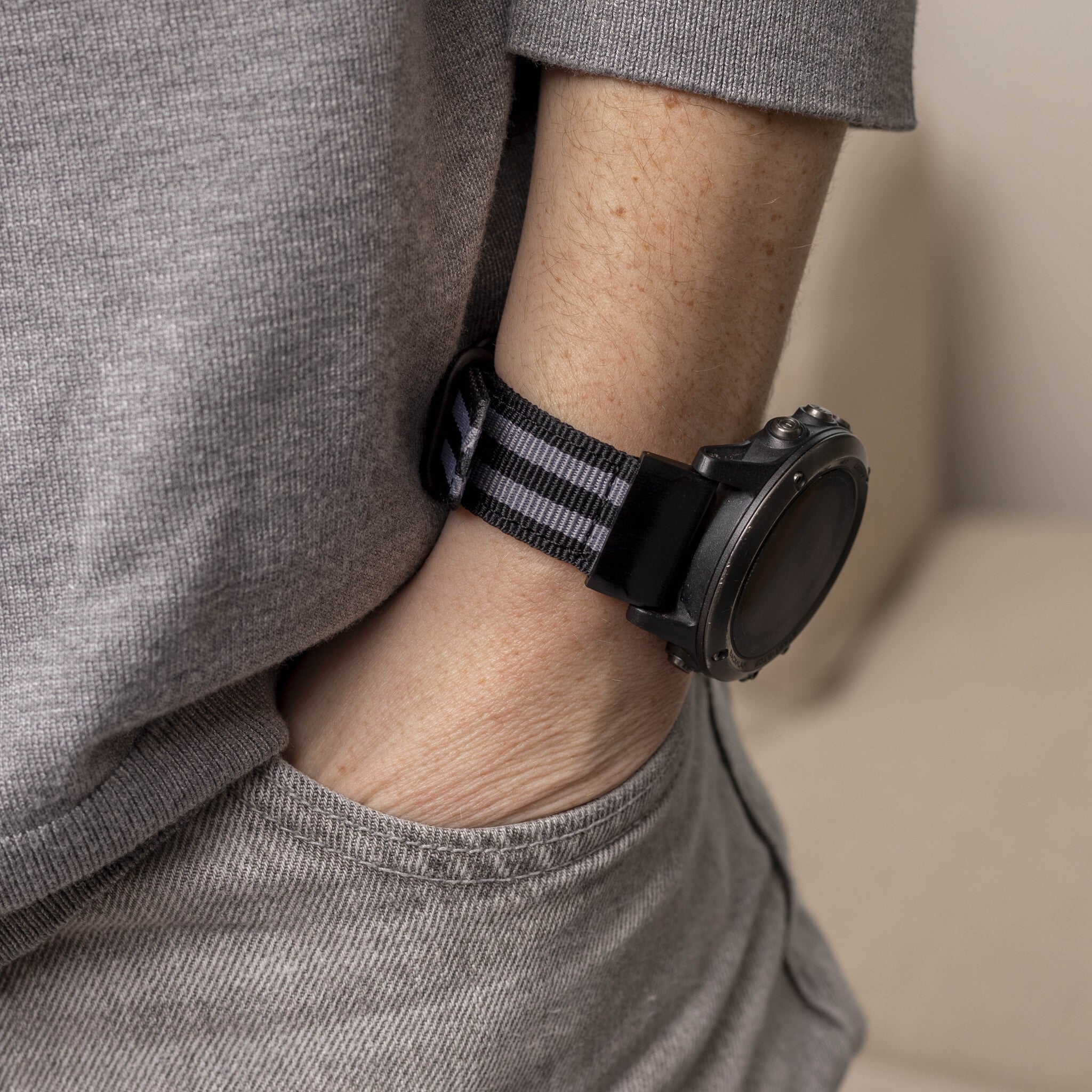 Garmin Descent MK1 Nylonarmband mit Schnalle (Schwarz/Grau)