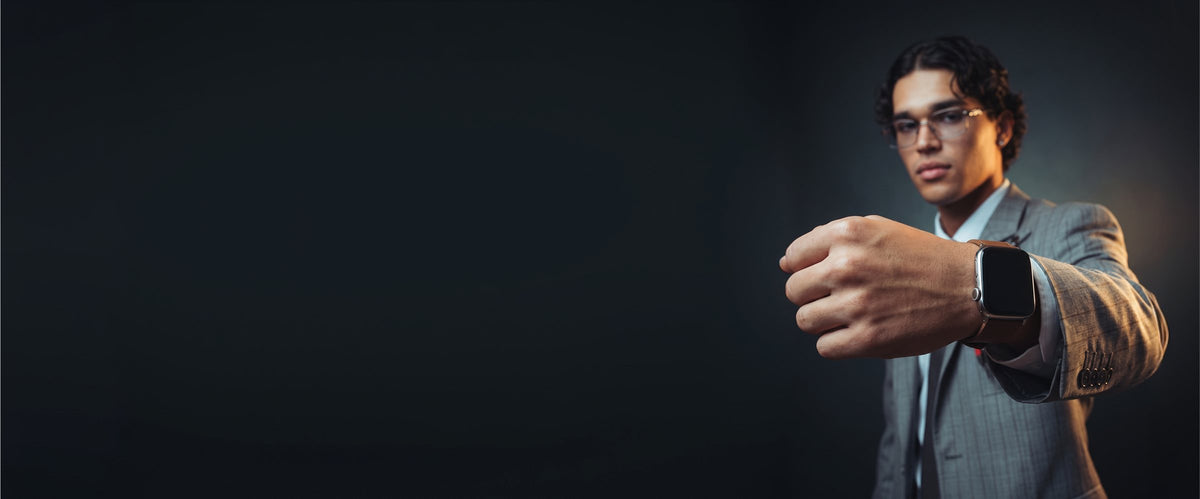 Mann im Anzug mit einer Smartwatch am Lederarmband