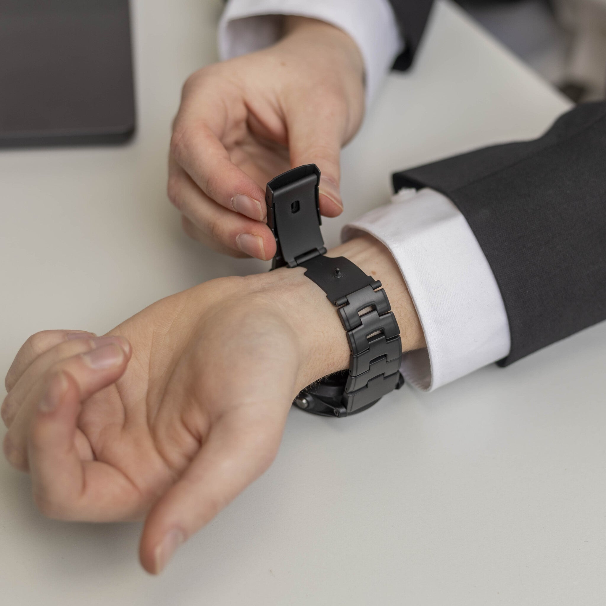 Garmin Tactix 7 Pro Titanarmband (Schwarz)